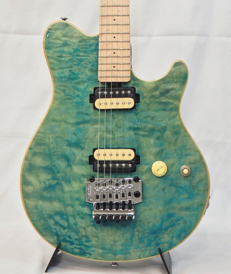 メーカー名 Sterling by MUSIC MAN 商品名 AX40 Transparent Blue 特　徴 エレクトリック・ギターのアイコンの1つと言っても過言ではないAXIS。 ロック式アームユニット、非対称ネックグリップ、ダイレクトマウント・ハムバッカーというUSA製MUSIC MANのAXISの要素を盛り込んだSterling by MUSIC MAN AX40が日本企画にて限定復刻いたしました！！ ※1点限りの在庫につき、完売の際は何卒ご了承下さい。 ※他サイトでも販売しております為、入れ違いで完売の際は何卒ご了承下さい。 ※商品画像の色や見え方は、ご利用のパソコン環境により実物と多少異なる場合がございますので、予めご了承ください。 [ Specification ] Body(top) : Quilted Maple Veneer Top Body(back) : Basswood Neck : Hard Maple Fingerboard : Hard Maple Scale : 648 mm Nut Width : 42 mm Frets : 22F / Narrow Bridge : Sterling by Music Man double-locking tremolo Pickup : Sterling by Music Man Designed Humbucker Pickups Comtrols : Volume , 3way Sw Color : Transparent Blue Weight : 約3.55kg ご注意 ・商品画像の色や見え方は、ご利用のパソコン環境により実物と多少異なる場合がございますので、予めご了承ください。 ・商品は複数の店舗で販売しておりますのでご注文いただいた商品であっても、品切れの場合もまれにございますので、予めご了承ください。