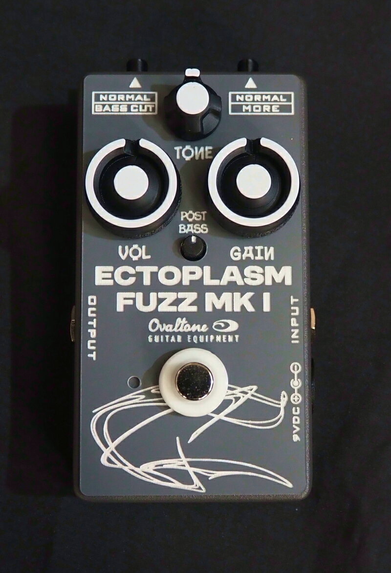 メーカー名 Ovaltone 商品名 ECTOPLASM FUZZ Mk I 特　徴 プロの愛用者も多いOvaltone。待望の新作は、広大な守備範囲を誇るFUZZです。 豊富なコントロールを持ち、オーバードライブ風のクランチなトーンからクラシカルなファズ、ハイゲインディストーションのような轟音ファズまで自在のサウンドメイクを実現。特に前段と後段それぞれに設置されたBASSのコントロールが秀逸！バンドでも埋もれないサウンドを放出してくれます。ギターボリュームの追従性も高く、クランチからハイゲインまで手元でコントロール可能。これは良いです！！ ※1点限りの在庫につき、完売の際は何卒ご了承下さい。 ※他サイトでも販売しております為、入れ違いで完売の際は何卒ご了承下さい。 ご注意 ・商品画像の色や見え方は、ご利用のパソコン環境により実物と多少異なる場合がございますので、予めご了承ください。 ・商品は複数の店舗で販売しておりますのでご注文いただいた商品であっても、品切れの場合もまれにございますので、予めご了承ください。
