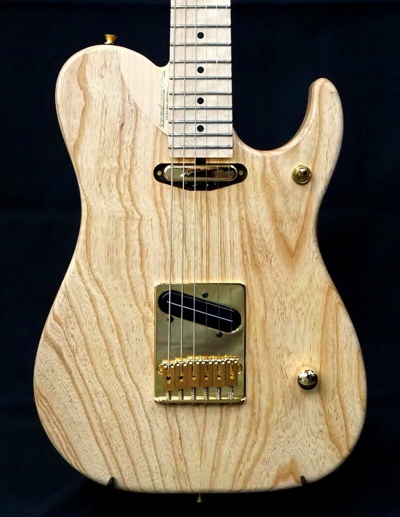 メーカー名 Washburn 商品名 NELE STANDARD 特　徴 圧巻の完成度！ヌーノのプレイを支える新機軸モデル "NELE STANDARD" が入荷しました！！ Washburn USA Custom Shopで製作された逸品。ヌーノ・ベッテンコートの愛機 "N4"と並び愛用されている "NELE STANDARD" 。アッシュ単一材の豊かな鳴りはこのモデルならでは。代名詞と言えるステファンズ・エクステンデッドカッタウェイにバジーフェイトン・チューニングシステムも採用。ハイフレットまでストレスの無い圧巻のプレイアビリティ、整然としたトーンバランスはさすがです。リアP.UにはBill Lawrence L-250を、フロントP.UにはSeymour Duncan Vintage Stackを搭載。セレクターにはあらゆるサウンドメイクを可能にする" 6way Freeway Ultra "を採用。ヴィンテージとモダンを両立する圧巻の完成度。小振りなボディサイズで重量も約2.99kgの超軽量を実現。弾き易さと高音質を高次元で両立した高品位な1本です。 ※1点限りの在庫につき、完売の際は何卒ご了承下さい。 ※他サイトでも販売しております為、入れ違いで完売の際は何卒ご了承下さい。 BODY : Swamp Ash NECK : Maple FINGERBOARD : Maple JOINT : Stephan’s Extended Cutaway SCALE : 648mm / Buzz Feiten Tuning System NUT WIDTH : 43mm CONTROLS : Vol × 1 , 6way "Freeway Ultra" Sw TUNERS : Grover Exclusive 18:1 Gold BRIDGE : Gotoh/ GTC202 WEIGHT : 2.99 kg ご注意 ・商品画像の色や見え方は、ご利用のパソコン環境により実物と多少異なる場合がございますので、予めご了承ください。 ・商品は複数の店舗で販売しておりますのでご注文いただいた商品であっても、品切れの場合もまれにございますので、予めご了承ください。