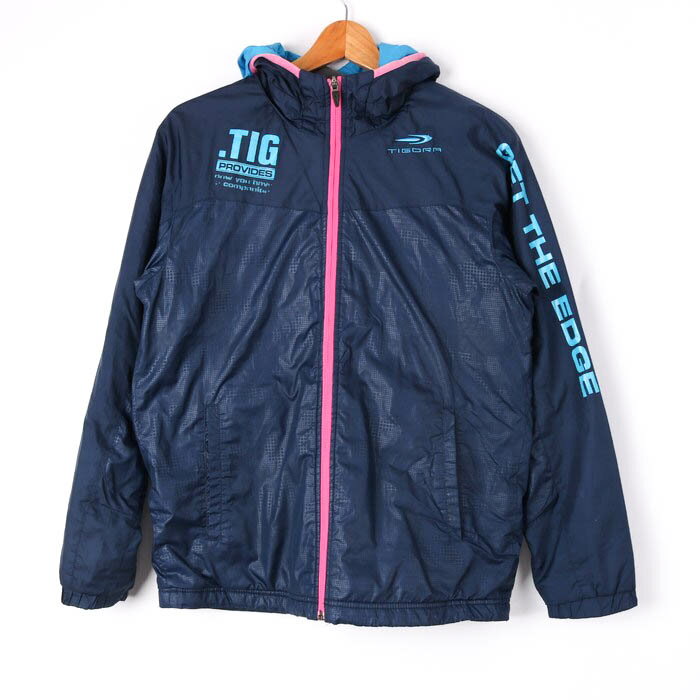 【状態追記】 表左ポケット付近に小穴がございます。 【付属品】 なし / 商品サイズ (こちらのサイズ表記は平置き採寸のサイズです。) 表記サイズ着丈身幅裄丈 S約66cm約51cm約83cm サイズガイドはこちら /商品詳細 ブランド名 TIGORAティゴラ 特徴 スポーティー 素材 素材タグを撮影しておりますので、ご確認くださいませ。 色 ネイビー 性別タイプ メンズ 生産国 --- 商品番号 mj2608 類似商品