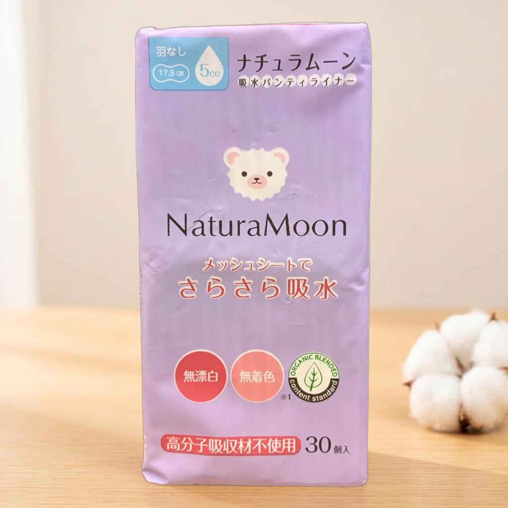 オーガニックコットン使用 敏感肌の方にもやさしい 無漂白 高分子吸収材不使用 ・女性用軽度尿吸収製品 ・香料・着色料不使用 ・かぶれにくく、敏感肌の方も安心して使用できます ・トップシートはメッシュタイプで素早く吸収し、さらさらキープ ・「ナチュラムーン おりもの専用シート」の1.5倍の厚み ・使い捨てタイプ ・個別包装 ・吸水量：5? ・サイズ：長さ約17.5?×最大幅7cm ・厚さ：約1mm 原材料：【表面素材】オーガニックコットン100%、【内材】吸収体(パルプ)、【バックシート】ポリエチレン、のり(ホットメルト接着剤)、【剥離紙】紙、【個別包装紙】ポリエチレン リニューアルに伴い、パッケージ・内容等予告なく変更する場合がございます。予めご了承下さい。 ▼ナチュラムーン商品一覧▼ ★★★レビュープレゼント実施中★★★ 「商品レビュー」と「ストアレビュー」両方をご記入いただいたお客様に、 スリッピ1本（国産歯ブラシ）プレゼントさせていただいております！