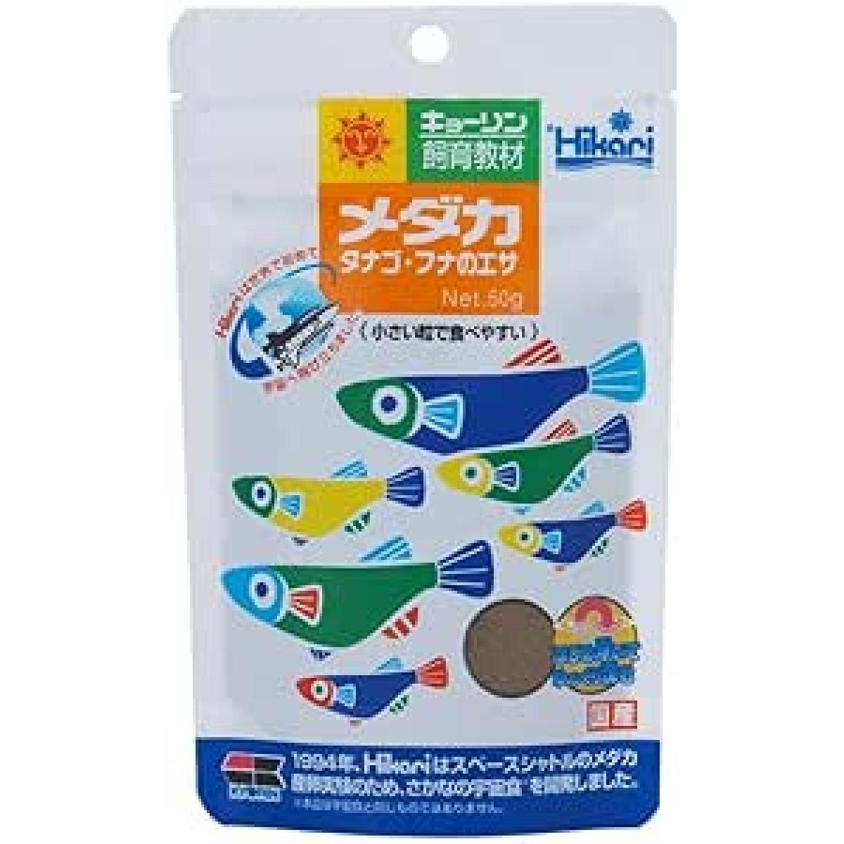 水に溶け出さない極小顆粒飼料 完全栄養でメダカを丈夫に育てます。よく産卵・ふ化し、楽しく観察できます。 マイクロバインディング製法（※）で、水に溶け出さない極小顆粒を実現。※原料を微細に粉砕し、極微量の強力なバインダーで粘結する製法で、水中での安定性が高く栄養分の溶出を防ぎます。《製品仕様》●内容量：50g ●粒サイズ：0.2～0.6mm ●使用原料：フィッシュミール、小麦粉、大豆ミール、ビール酵母、グルテンミール、ガーリック、海藻粉末、粘結剤（ポリアクリル酸Na）、ビタミン類(塩化コリン,E,C,イノシトール,B5,B2,A,B1,B6,B3,葉酸,D3,ビオチン)、ミネラル類(P,食塩,Fe,Mg,Zn,Mn,Cu,I) ●保証成分値： 　たんぱく質：48％以上 　脂質：5.0％以上 　粗繊維：2.0％以下 　水分：10％以下 　灰分：16％以下 　りん：1.0％以上【ご購入前にご確認ください】※沖縄・離島、その他一部地域からのご注文はお受けできません。システムの都合上ご注文は可能ですが、自動キャンセルになりますのでご了承ください。※当店ではのし・ラッピング梱包は承っておりません。※お客様都合でのキャンセル及び返品・交換は受け付けておりません。あらかじめご了承の上、ご注文ください。