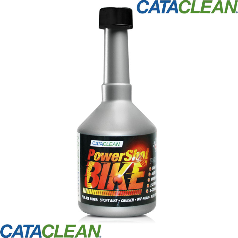 Cataclean パワーショット バイク 250ml/1本 エンジン内部から排気システムまでを洗浄できる唯一の燃料添加剤 燃料の組成を崩すことなく燃焼効率を向上させる燃料添加剤です。 スポーツバイク、オフロードバイク、スクーターをはじめ、ジェットスキー、クルーザーなどマリンスポーツでも幅広く使用可能。 パワー、トルク、スロットルレスポンスのほか、始動性の改善にも貢献します。 2スト、4ストの双方に使用可能です。 Catacleanは燃料および排気システムのクリーナーです。 バイクをしばらく始動させていなかった場合でも、Cataclean パワーショットバイクを注入するだけで、 始動性能やエンジンの状態を改善することができます。 【使用方法】 Cataclean パワーショット バイク1本を燃料タンクに注ぎ、通常の状態で最低15分間運転し、必要に応じて燃料を給油します。 最も良い結果を得るには、Cataclean パワーショット バイクのボトル1本を燃料の約1/4タンク(5リットル)に追加することをお勧めします。 最適なパフォーマンスを得るは、Cataclean パワーショット バイクを1年に3〜4回使用して下さい。 【注意事項】 メーカー取寄せ商品でございますので、商品によっては納期がかかる場合がございます。 お急ぎの場合は在庫の確認をお願い致します。 画像は参考画像になります。 【その他手数料】 各種振込手数料はご負担下さい。 【キャンセル・返品】 購入後、お客様の御都合によるキャンセル・返品・交換等は一切お受けしておりません。 万が一、商品不良が発生した場合は当店まで御連絡下さい。 【配送】 弊社指定業者にて配送致します。御指定頂けません。 運搬中に生じた破損、当店の誤送が御座いました場合は、発送日を含め7日以内にご連絡願います。 それ以降は受付出来かねますので御注意下さい。