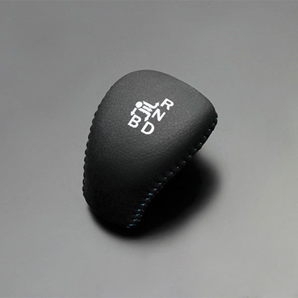 車種:ヴォクシー 型式:80系 年式:2014/1- 備考:ガソリン車不可 品番:LPS-T034BL レザー部分には高品質PVCレザー、パネル部分には5層構造ABSパネルを使用し、耐熱性・耐久性に優れた商品です。 本体サイズH85×W64(mm)※純正より一回り大きいです シャフト径:M6 ネジピッチ:1.25 ●メーカー取寄商品のため在庫欠品の場合もございます。御注文前に必ず納期確認をお願い致します。 ●沖縄・離島は配送不可地域です。 ●限定車・特別仕様車など一部の車種やグレードにつきましては、製品が適合しない場合があります。 ●パネル製品に関しては装着前に、必ず脱脂・汚れを落とし、仮合わせを行った上で装着して下さい。 ●商品到着時、検品後に装着車両と商品に相違が無いことをご確認の上、装着をお願いします。装着後、商品加工後の返品はお受けできませんのでご了承下さい。 ●お客様適合・御注文間違いによる返品はお受けできませんのでご了承下さい。 ●車種により受注生産品もございます。受注生産品は御注文後のキャンセルはできませんのでご注意下さい。