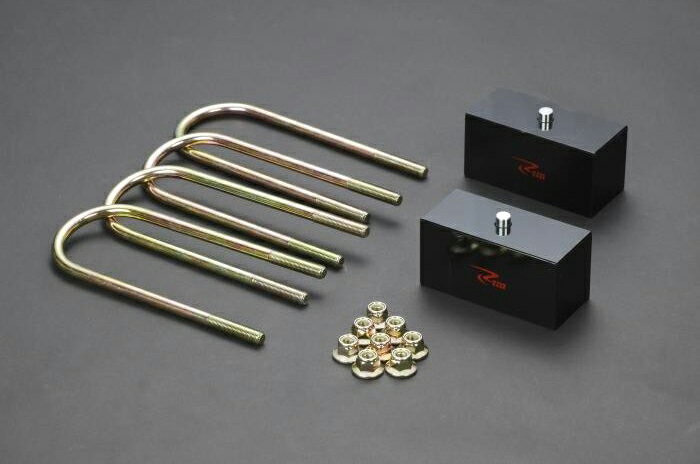 【車種】 NV350キャラバン (標準、ワイド、スーパーロング全車 取付可) 【型式】 E26 【年式】 2012年6月〜 【駆動】2WD/4WD NV350キャラバン専用設計ですので一切加工はいりません。 (取付けは専門ショップでの取付けをお勧めします) ブロックは58mm幅のスチール製 無垢で製作してありますので割れにくい性質を持っています。 Uボルト径は純正と同じ12mmの太さで丈夫な設計です。 取付ナットはナイロンナットを採用。 NV350キャラバンのリアを65mmダウンさせることができます。 【セット内容】 ブロック(h=65)×2個 Uボルト×4本 ナイロンナット×8個 材質強度成績書付 ※フロントの車高を40mm以上ローダウンされる場合にはオートレベライザー補正キットを推奨します。 画像は参考画像になります。 沖縄・離島は配送不可地域です 【その他手数料】 各種振込手数料はご負担下さい。 【キャンセル・返品】 購入後、お客様の御都合によるキャンセル・返品は一切お受けしておりません。 万が一、商品不良が発生した場合は当店まで御連絡下さい。 【配送】 弊社指定業者にて配送致します。御指定頂けません。 運搬中に生じた破損、当店の誤送が御座いました場合は、発送日を含め7日以内にご連絡願います。それ以降は受付出来かねますので御注意下さい。