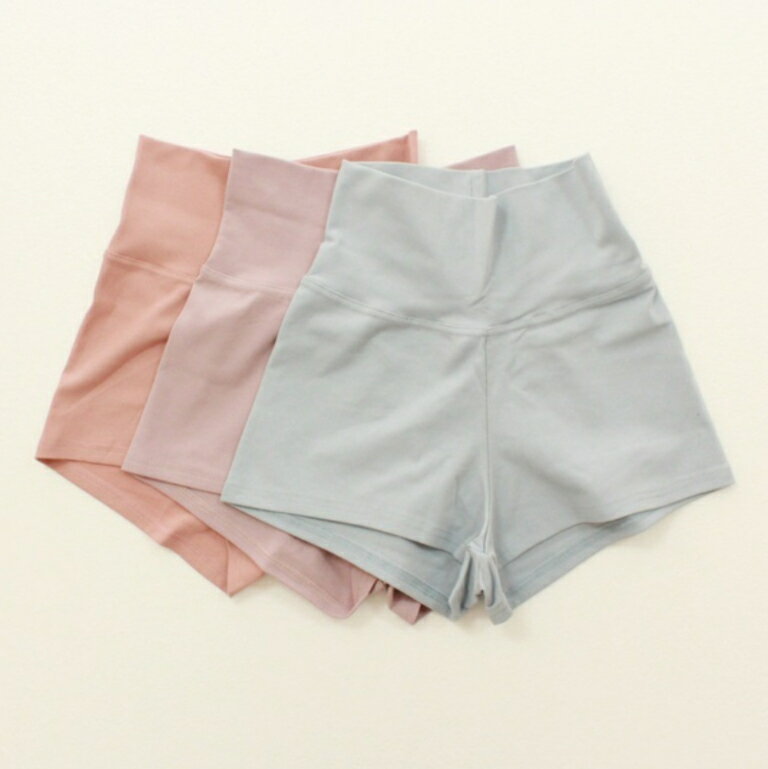 3 color - Sherbet colored 2way Ballet short pants / シャーベットカラーツーウェイバレエショートパンツ -design- シャーベットカラーが可愛らしい、 シンプルなショートパンツ。 そのまま穿いてハイウエストに、 ウエストを折り返して ジャストウエストのショートパンツにと 2通りの着方ができます。 -size- (平置きサイズ) / S size / ウエスト54 ヒップ86 折り返したときの股上 18 ハイウエスト時の股上 30 折り返し部分 10 股下5 裾幅29 / M size / ウエスト56 ヒップ88 折り返したときの股上 19 ハイウエスト時の股上 31 折り返し部分 11 股下6 裾幅30 -color- Powder blue Smoky pink Coral pink -material- コットン90/ライクラ10