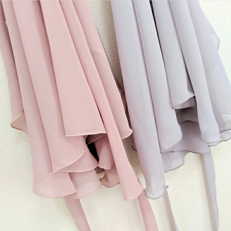 *murir* Chiffon long Ballet wrap skirt /ミュリール シフォンロングバレエ巻きスカート -design- 甘いカラーが可愛らしい、ロング巻きスカートです。 柔らかくしっとりとしたシフォン生地を使用しているので、 スカートが身体にそい、優雅に揺れます。 リボンに少し幅があることで身体が華奢に見える効果も。 -size- / F size / スカート幅94 リボン250 丈50-60 -color- Misty rose Frosty gray -material- ポリエステル