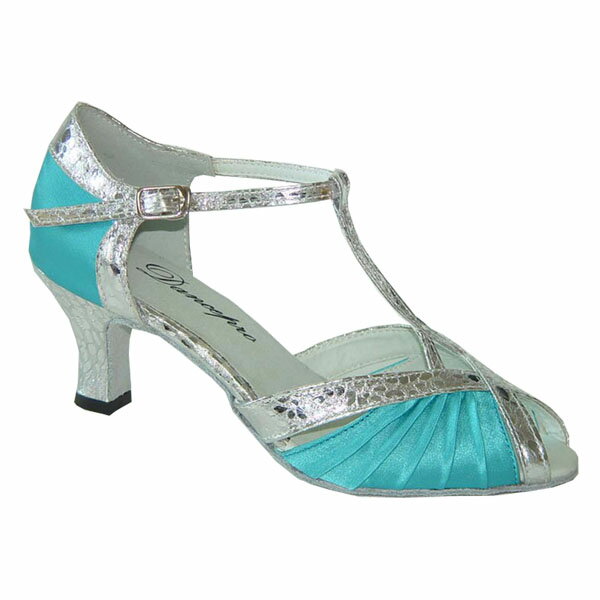 あなたの足に合わせたセミオーダーメイドシューズだから、踊りやすく疲れにくいです！こちらの商品はセミオーダー商品のため、ご注文をお受けしてからお届けまでに、約1ヵ月程お時間を頂きますので予めご了承ください。色ブルー素材ブルーサテンx模様入シルバーパテントレザー中敷滑り防止生地 アウトソール本皮バックスキン サイズ21.0cm〜26.0cm（0.5cmピッチ） 横幅R（レギュラー）、E、2E、3E、4Eヒール高太目A　5.5cm太目B　5.5cm5.5cmスタンダード6.0cmスタンダード7.5cmスタンダード7.5cmフレアヒール8.0cmスタンダード9.0cmフレアヒール 納期ご注文日より約1ヶ月のお時間を頂いております。 銀行振込の場合は、お振込後約1ヶ月のお時間を頂いてております。 特徴足首のベルト部分はフック式（ひっかるタイプ）なので脱着がかんたんです。足の指が出にくいタイプです。 ヒールカバーキャップ 太目ヒールには予め、ヒールの底にヒールカバーが 貼ってあります。 ヒールカバーは全てのヒールに対応しています。 ベージュ系・お買得品・ブラック系・ホワイト系 5.5cm用ヒールキャップ 7.5cm用ヒールキャップ 8.0cm用ヒールキャップ 　 注意模様入パテントレザーは、細かい模様に変更になります。 【社交ダンス・パーティー・発表会・結婚式 などにご利用ください。】 【2足まとめてお買い上げで（お買い得商品を除く）、2足目からは10％割引！】　