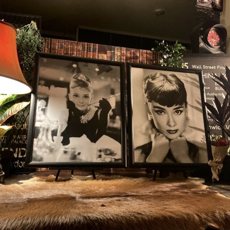 2枚組セット!! ｢AUDREY HEPBURN｣!! 大型アートポスター(額付き)!! ブルックリン 男前インテリア カフェインテリア ヴィンテージ バスロールサイン オードリーヘップバーン アートポスター NEWYORK AudreyHepburn アートパネル アメリカンアンティーク DandyLifeSpaceのサムネイル