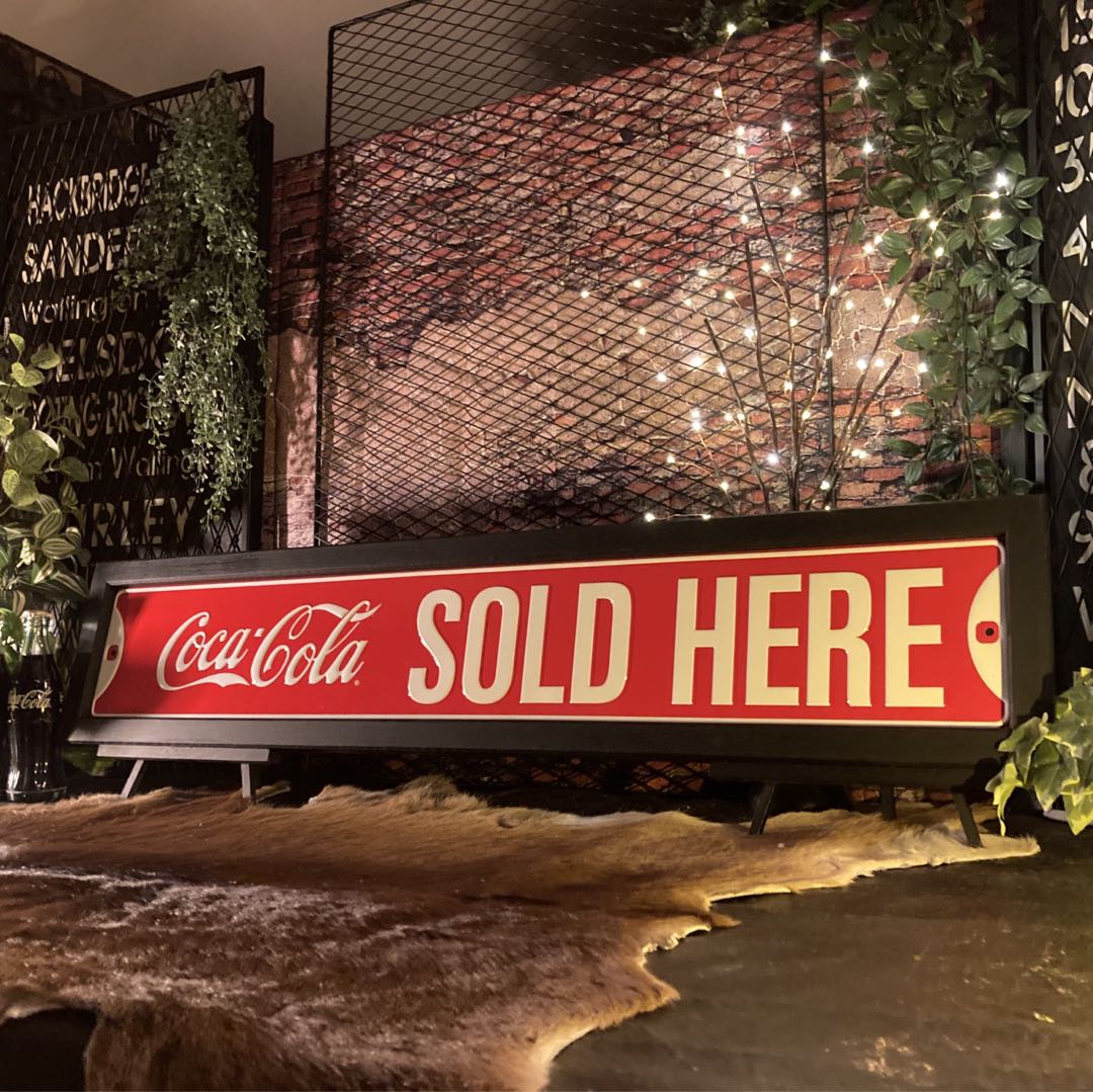 ｢COCA-COLA｣!! メタル製ライセンスアートパネル!! ｢SOLD HERE｣!! ブルックリンスタイル 男前インテリア カフェインテリア コカコーラグッズ ブリキ看板 西海岸インテリア アメリカンカジュアル ミッドセンチュリーインテリア アートパネル DandyLifeSpace