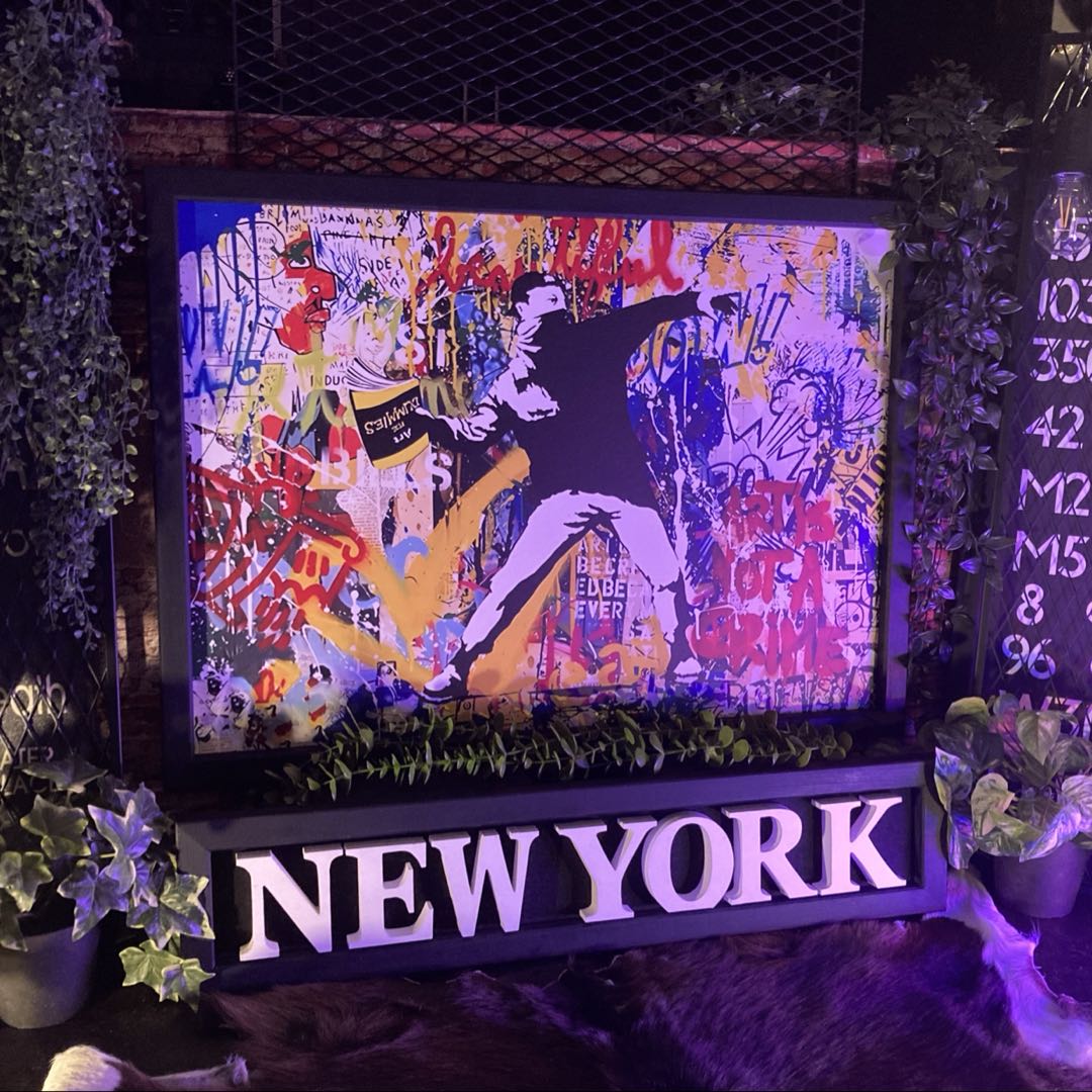 ｢愛は空中に BANKSY POP ART｣キャンバス製大型アートパネル カフェインテリア オールドアメリカン インダストリアル アメリカンビンテージ BROOKLYN バスロールサイン 男前インテリア アメリカンモダンインテリア バンクシー 愛は空中に DandyLifeSpace