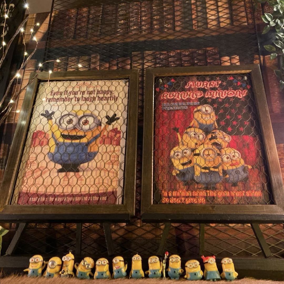 ｢Minions(ミニオンズ)｣フィギュア人形12体＆2枚組アートパネル アメリカンダイナー 男前インテリア アイアンメッシュ ミニオンズ アメリカンカジュアル アートパネル カフェインテリア GARAGE VINTAGE ビンテージMinions ヘリテージスタイル DandyLifeSpace