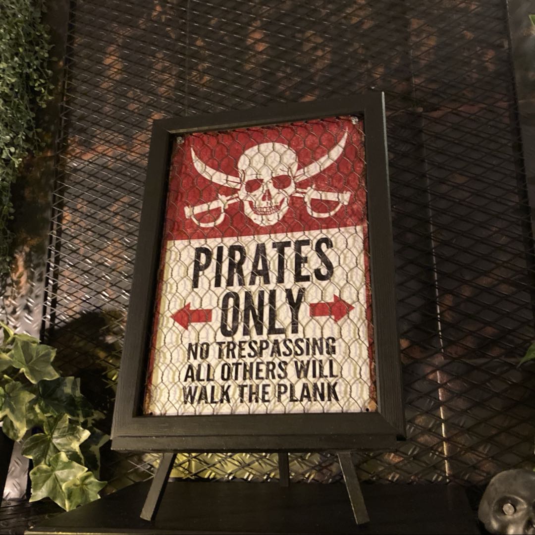 ｢PIRATES ONLY｣メタル製アイアンメッシュ仕上げアートパネル(額入り) カフェインテリア オールドアメリカン アメリカンカジュアル ティンプレート ブリキ看板 アメリカンビンテージ レトロアメリカン ガレージ 男前インテリア GARAGE DandyLifeSpace