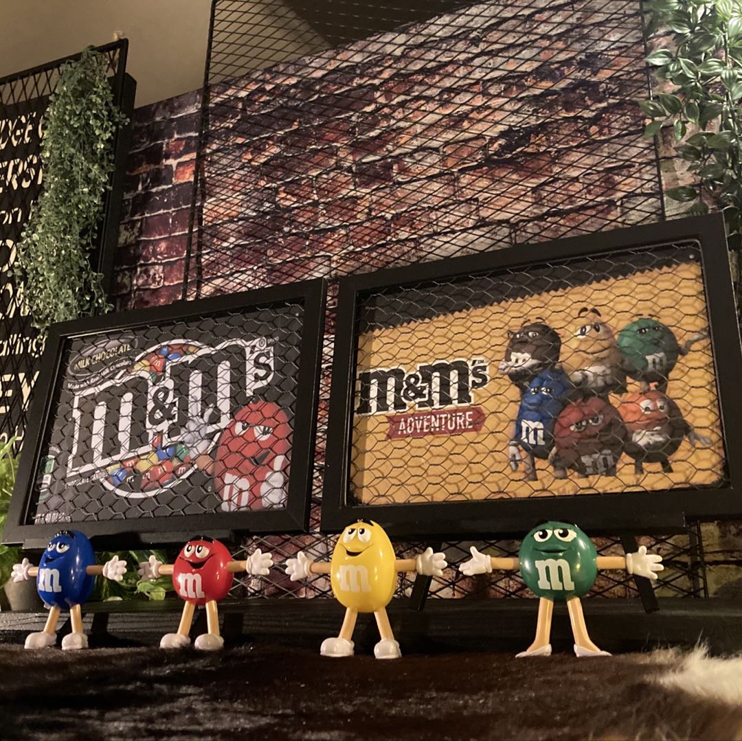 大特価3点セット｢M&M'sフィギュアライセンス人形4体＆2枚組アートパネル｣ M&M's エムアンドエム アメリカンダイナー 男前インテリア 店舗装飾 アメリカンカジュアル アートパネル カフェインテリア コットン製 ポップアート GARAGE VINTAGE DandyLifeSpace