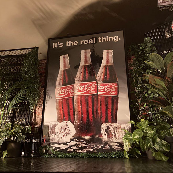 ｢Coke it's the real thing.｣!! 超超大型アートポスター!! ブルックリンインテリア 男前インテリア アメリカンビンテージ カフェインテリア インダストリアル cocacola コカコーラ バスロールサインインテリア 店舗什器 店舗展示品 DandyLifeSpace