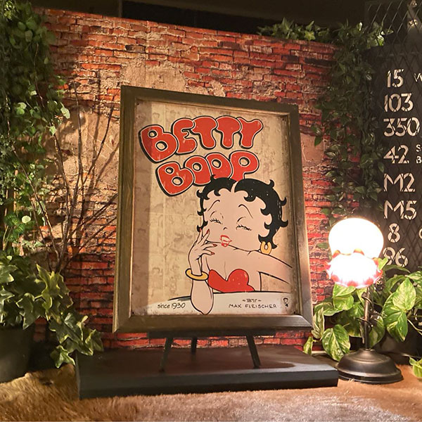 星条旗を纏ったベティ　ブープ　置き物 星条旗を纏ったベティ ブープ 置き物 Amazon.co.jp: BETTY BOOP