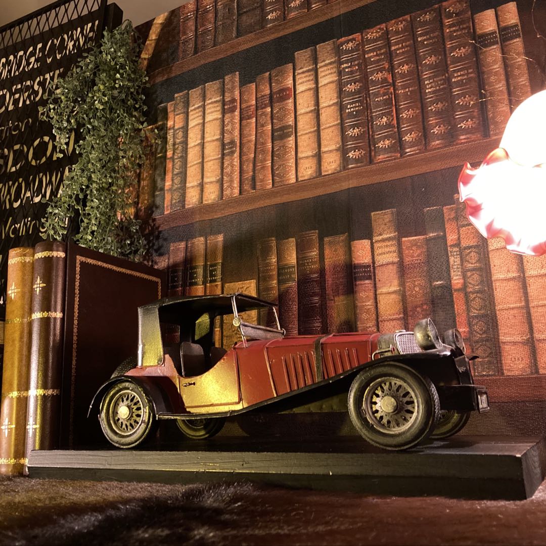 アイテムインフォメーション サイズ車長:約38cm,車高:約14cm,車幅:約15.7cm,重量:約1kg 素材ブリキ製 備考 ご注意：モニターの発色の具合によって実際のものと色が異なる場合があります 送料※離島・一部地域は追加送料がかかる場合があります。 ご購入前にご確認ください ※当店ではオリジナル商品がメインですが、モデルハウス等のインテリアコーディネート品やホームステージングで不必要となった商品等がございます。ジャンク品やリサイクル品を使用、加工した独自の企画商品の為、制作中に生じた傷や色ムラ等がございますが不良品ではございません。予めご了承下さい。 運送業者の便の都合上、地域によってはご希望の日時指定がお受けできない場合がございます。商品デザインは品質に差し支えない程度に予告なく変更になる場合がございます。サイズ確認不十分などの理由による返品・返金はお受けできません。楽天市場以外での作品の販売、出展もしております。その為、ご購入のタイミングによってはご購入頂けない場合がございます。お客様にご迷惑、ご不便をお掛する事になってしまいますが、ご理解の程宜しくお願い致します。｢EUROPEAN ANTIQUES｣ブリキ製 超大型CLASSIC CAR 本品は私共のモデルハウスで展示していたインテリア商品です。 OUTLET並びにOUTLET価格での出品となります。 大きな傷等はございませんが、 OUTLET品をご理解、ご了承の上、お買い求め下さい。 本品はブリキ製のクラシックカーのミニチュアオブジェです。 びっくりする程サイズが大きくインテリアとして高級感があります。 とても格好いい素敵なインテリアオブジェです。 【ご注意、ご確認事項】 &#9888;&#65039;本品は、送料込(本州、四国、九州限定)の価格で販売させて頂きます。 北海道、沖縄県のお客様は下記をご参照下さい。 &#9888;&#65039;北海道内(離島を除く)プラス送料【1,200円】 &#9888;&#65039;沖縄県本島(離島を除く)プラス送料【1,200円】 各都道府県の離島のお客様も別途お見積りとなります。 お手数ですが購入頂く前にお問い合わせ頂けますようお願い致します。 【商品説明】 ◆[商品概要] ※車長:約38cm,車高:約14cm,車幅:約15.7cm,重量:約1kg ※素材:ブリキ製 ◆画像のアンティークブック、アンティークライト他、 撮影用備品です。販売商品に含まれておりません。 ◆本品はブリキのおもちゃに分類されます。 模型やプラモデルの様な精巧、精密な作りにはなっておりません。 また、車体並びにタイヤ部分にガタつき等がある場合があります。 予めご了承下さい。 ◆ブリキ製ですので鋭利な部分がございますので、 取り扱いの際は十分ご注意下さい。 ◆実際の色見が画像と多少異なって見える場合がございます。予めご了承下さい。 ◆画像のミニカーはサイズ比較用です。大きさの参考にして下さい。 【商品補足説明】 本品はとても格好いいブリキ製のクラシックカーです。 オールドクラシックなスタイルがとてもノスタルジックな雰囲気を醸し出します。 お子様の玩具と言うより大人のインテリアオブジェです。 とても素敵なクラシックカーオブジェですね。 クラシカルスタイルとアンティーク感、レトロ感漂うアートなデザインです。 とてもお洒落で男前な逸品です。 飽きのこないインテリアオブジェですね。 お部屋のアクセントにいかがでしようか。 ビンテージをはじめヨーロピアンアンティーク、インダストリアルスタイル、 オールドアメリカン、アメリカンカジュアル、ヘリテージスタイル、 レトロアメリカン、ミッドセンチュリーインテリアにも良く似合います。 GARAGE又はガレージショップ、リサイクルショップ、カフェやバー、 サロン、オフィスなどの非住宅系にもジャストフィットです。 とてもお洒落な演出が出来るかと思います。 是非、ご検討下さい。 SPECスペック サイズ：車長:約38cm,車高:約14cm,車幅:約15.7cm,重量:約1kg 素材：ブリキ製