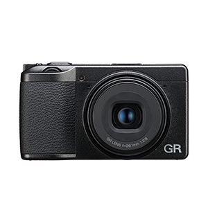 商品説明商品名 RICOH リコー デジタルカメラ GR III HDFモデル 商品詳細 レンズ構成 4群6枚（非球面レンズ2枚） 焦点距離・F値 18.3mm（35ミリ判換算で約28mm相当）、F2.8〜F16 撮像素子 種類：原色フィルター/CMOS、サイズ：23.5mm×15.6mm 有効画素数 約2424万画素 感度（標準出力感度） ISO100〜102400：オート（下限値/上限値/低速限界値設定可能）、マニュアル 静止画 ファイル形式：RAW (DNG) 14bit、JPEG (Exif2.3準拠)、DCF2.0準拠 色空間：sRGB、AdobeRGB 記録サイズ：【3:2】L(24M:6000x4000)、M(15M:4800x3200)、S(7M:3360x2240)、XS(2M:1920x1280)、 【1:1】L(16M:4000x4000)、M(10M:3200x3200)、S(5M:2240x2240)、XS(1.6M:1280x1280) 動画 ファイル形式：MPEG4 AVC/H.264 (MOV) 記録サイズ：Full HD (1920x1080、60p/30p/24p)、音声記録: 内蔵ステレオマイク 記録時間: 最大4GBまたは最長約25分、内部温度上昇時は自動終了 記録媒体 内蔵メモリー(約2GB)、SD/SDHC/SDXC/メモリーカード(SDHC、SDXCメモリーカードはUHS-I規格に対応) 撮影距離範囲（レンズ先端から） 標準：約0.1m〜∞、マクロモード：約0.06m〜0.12m 露出モード プログラムAE、絞り優先AE、シャッター優先AE、マニュアル露出、スナップ距離優先 シャッタースピード 1/4000〜30秒 (絞りによる制限 F2.8：1/2500秒まで、F5.6以上：1/4000秒まで)、 バルブタイマー(10秒〜20分)、バルブ、タイム ホワイトバランス オートWB、マルチパターンオート、太陽光、日陰、曇天、昼光色蛍光灯、昼白色蛍光灯、白色蛍光灯、電球色蛍光灯、白熱灯、CTE、マニュアルWB、色温度、カスタム1、カスタム2、カスタム3 ドライブ 1コマ撮影、連続撮影、ブラケット撮影、多重露出、インターバル撮影、インターバル合成 クロップ 35mm、50mm、オフ 画像モニター形式 3.0型TFTカラーLCD (アスペクト比3:2)、約103.7万ドット、広視野角タイプ、エアギャップレス強化ガラス タッチパネル 静電容量方式 無線LAN通信準拠規格 IEEE 802.11b/g/n(HT20) (無線LAN標準プロトコル) Bluetooth通信準拠規格 BluetoothR v4.2 (Bluetooth Low Energy） 電池寿命 撮影可能枚数:約200枚 ※満充電のリチウムイオンバッテリー使用、23℃、撮影枚数はCIPA規格に準じた測定条件による目安ですが、使用条件により変わります。 再生時間:約180分 ※時間は当社の測定条件による目安であり、使用条件により変わります。 外形寸法 約109.4(幅)×61.9(高)×33.2(厚)mm(操作部材、突起部を除く) 質量 約257g(バッテリー、SDメモリーカード含む)、約227g(本体のみ) 【GR III 特別モデル】 柔らかなハイライト表現を可能にするHDF(Highlight Diffusion Filter)を新搭載したGR III特別モデルです。 【HDF(Highlight Diffusion Filter)搭載】 リコーが長年培ってきたプリンティング技術と自社のインクジェットヘッドを用いて印刷を施したフィルターHDF(Highlight Diffusion Filter)を搭載。 ハイライト部が拡散され、ハイライト部周辺がにじむのが特徴です。光を拡散することで画面全体のコントラストが下がり、高輝度部の白がにじみ、ふんわりとやわらかな印象に。 HDFをOFFにすることで従来のGRと同様、シャープで高コントラストな描写も可能です。 ※HDF搭載により、NDフィルター非搭載となります。 【HDFモデルだけのデザイン】 レリーズボタンを光のあたり方で表情が変わるグレイッシュシルバー色に塗装。 【HDFのON/OFFを瞬時に切り替え】 FnボタンにHDFのON/OFF切り替え機能をデフォルト搭載。ボタン操作で瞬時にHDFのON/OFFを切り替えることができます。 【スナップシューター】 GR 不変のコンセプト： 高画質・速写性・携帯性・深化。 【高画質】 高解像・高コントラスト。シャープな写りを実現するGRレンズ。高解像・広ダイナミックレンジの24.2M APS-Cセンサーと新開発のGR ENGINE6を採用。 【速写性】 電源オンから約0.8秒の高速起動。オートフォーカスの高速化と高精度化を両立した高速ハイブリッドAFを搭載。 【携帯性】 常に持ち歩き、瞬時に取り出せる、小型化と扱いやすい形状を両立。 【深化】 最新ファームウェアにアップデートを重ね、GR IIIは深化し続けます。また、柔軟なボタンカスタマイズにより、使いやすい一台にカスタムできます。 【3軸・4段 手ぶれ補正】 とっさのスナップ撮影でも手ぶれを抑えた鮮明な画像を記録。あらゆるシーンで活躍します。 【タッチパネル搭載】 液晶モニターにタッチパネルを搭載し、撮影時も再生時も直感的な操作が可能です。 【多様なイメージコントロール】 基本となるイメージコントロールは多様なモノトーンを含む12種。これをベースに調整機能を使うことで、思い通りのテイストで仕上げられます。 【レンズ先端から6cmまで迫れるマクロモード】 マクロボタンを押すだけで、豊かなボケを活かした印象的な接写が楽しめます。 【USB Type-Cを採用】 市販の外部機器と高いコネクティビティを発揮します。 注意事項 こちらの製品につきましては、メーカーサポートのみのご対応となります。弊社での交換・返品対応は不可となりますので、予めご了承をお願い致します。