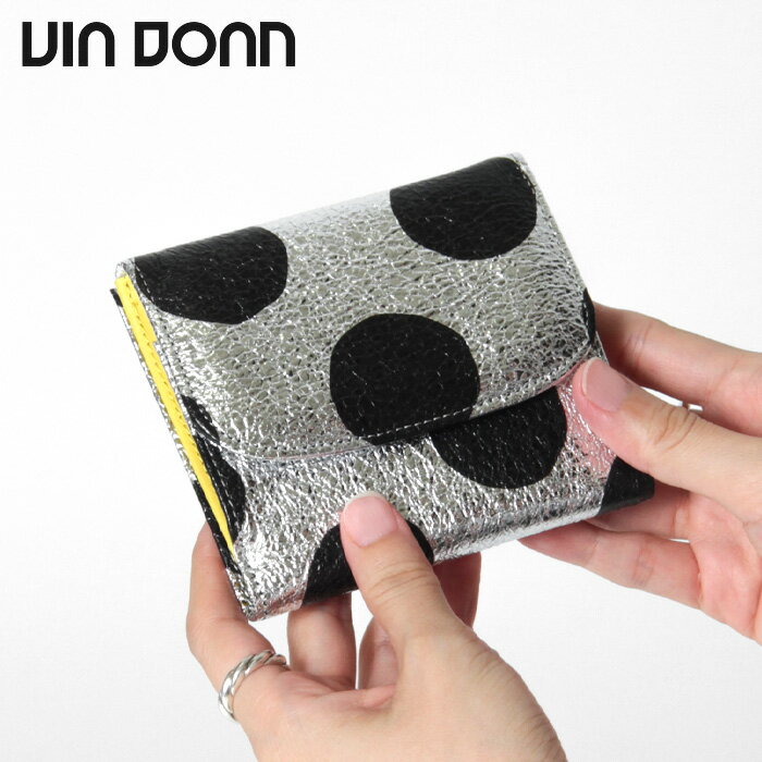 ≫よくあるご質問 Q&Aはこちら≪ 　関連アイテム ＞＞ VIA DOAN/ヴィア ドアン 一覧 ＞＞ 二つ折財布一覧 　via doan ヴィアドアン 二つ折財布 の関連ワード ■ブランド viadoan/ビアドアン ■カラー シルバー(22) / 銀色、メタリック、ドット柄/水玉模様 ■デザイン/特徴 財布/サイフ/さいふ、wallet/ウォレット、二つ折り財布/2つ折り財布、折財布/折サイフ、ミニ財布、軽い/軽量、豚革、ピッグスキン、ドット、水玉、シルバー箔 ■シーン 普段/普段使い、集金、外回り、仕事、家計用、家用、夫婦用/家族用、セカンドウォレット/セカンド財布、旅行用、海外旅行、買い物、小さいバッグ用、ミニバッグ用 ■イベント プレゼント/ギフト、贈りもの/贈り物、誕生日/バースデー、記念日/彼女/妻/嫁/奥さん/恋人、クリスマス、ホワイトデー、バレンタインデー、母の日/母親/お母さん、敬老の日/祖母/おばあちゃん、御祝い/お祝い、卒業祝い/入学祝い、就職祝い、成人祝い、自分へのご褒美、新調 ■商品イメージ 上品、上質、綺麗、素敵/ステキ/すてき、大人っぽい、高級感/ラグジュアリー、リッチ、エレガント/エレガンス、きれいめ/キレイめ、カジュアル、スタイリッシュ、シンプル、ベーシック、シック、モード、クラス感、お洒落/おしゃれ/オシャレ、可愛い/かわいい/カワイイ、フェミニン、ナチュラル、個性的/個性派、独特、ユニーク、女性用、年齢層/年代、20代/30代/40代/50代/60代/70代/80代/90代、取扱店 ■吉日 大安、一粒万倍日、寅の日、金運UP/金運アップ、開運、実りの秋財布、新春財布、春財布、張る財布、新月、天赦日、福さいふ、風水、使い始め、縁起VIA DOAN ヴィア ドアン / Roco ロコ ドット柄 二つ折り財布 567 バッグから出す度に気分も上がるメタリック×ドット柄の華やかミニ財布 眩しく輝くシルバーのメタリックレザーにブラックの大きめのドットが新鮮な"VIA DOAN ヴィア ドアン”の「Roco」シリーズ。ふわふわタッチで持ち心地も良く、差し色のイエローがポップで遊び心を効かせた大人可愛い二つ折り財布。女性の手にも収まるコンパクトなサイズ感ながら、お札・小銭・カードを分けて収納でき、小さくても十分な収納量が備わっています。 小さいながらも使いやすいボックス型の小銭入れ お財布の正面にある小銭入れ。開閉はワンタッチで開くスナップボタン仕様。ボックス型なのでコインがたくさん入り、大きく開くので中身が見やすく、すぐに取り出せます。 小さくてもお金やカードをきちんと分けて収納 カード収納が計8ヶ所、お札収納は1ヶ所備わっています。普段持ち歩きたい、お札・小銭・カードを仕分けて収納でき、コンパクトながら十分な収納量です。 薄型で軽く、バッグの中に入れてもかさばらないスリムなデザインです。 軽くて手に馴染む柔らかピッグスキン 牛革よりも薄くて軽い耐久性のある国産のピッグスキン(豚革)にシルバー箔を加工し、さらに塩縮加工と手書き風のドット柄を施しています。きらきら輝くメタリックレザーにサイドから覗くイエローがパンチを効かせ、はっと目をひく華やかさがまとえるお財布です。 カラーバリエーション ※お客様のモニターの設定により、色味に違いが発生してしまう場合もございます。 ※こちらの商品は自然な風合いを生かす為、色止め加工を最小限にとどめております。その為、摩擦、汗、水分を含んだ場合、多少色落ち、色移りする事もありますのでご注意ください。 スペック ■メーカー品番/シリーズ名 567 / Roco ロコ ■サイズ 約10×11.5×2.5 (縦×横×幅cm) ■素材 ボディー：豚革(日本製)シルバー箔加工 付属：牛革(日本製) 裏地：ナイロン (ブラック) ■重量 約40g ■小銭入れ 1ヶ所 ■お札収納 1ヶ所 ■カード収納 2ヶ所 ■原産国 日本製/国産/made in japan/ジャパン