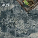 Item Spec 品名BELGIAN MAES RUG 140×200cm ベルギー マースラグ 特徴 落ち着いた印象とスタイリッシュな印象を併せ持つのグレイッシュブルーカラーのベルギーラグ。 北欧、ヴィンテージ、ブルックリンやインダストリアルなコーディネートにおすすめですが、どんなインテリアとも合わせやすいカラーとデザインです。 レーヨン100％の光沢感のある素材で、照明や角度によって色味が変化し、気品のある空間を作り上げてくれます。 クラシカルな描写をより幅広い雰囲気に合うように手書きのような柔らかいラインでデザインしたおしゃれなフロアラグです。 二人掛けソファの下にちょうどいいサイズです。 サイズ1400×2000mm 材質レーヨン100% 原産国ベルギー 備考※ご家庭での洗濯はできません。 　クリーニング店にご相談ください。 ※モニターやデバイスにより実物と色味が異なって見える場合がございます。 ※北海道および沖縄・離島への配送は別途送料が必要となります。 ※在庫が確保できない場合がございます。 　ご注文後メールにてご連絡いたします。 関連キーワード送料無料 敷物 ラグ 絨毯 カーペット 140×200cm 1.8畳 ソファラグ ベルギーラグ ベルギー製 掠れ 人気 おしゃれ かわいい 4.5畳 6畳 ソファ ダイニング リビング センター敷 北欧 モダン ナチュラル クラッシック 和モダン グレー ブルー インディゴ ネイビー 高密度パイル リノベーション 一人暮らし 新生活 引っ越し祝い プレゼント ラグのある暮らし 掃除しやすい 耐久性ベルギー生まれのおしゃれラグ マースラグは、絨毯の一大産地のひとつベルギーで織りあげた上質なラグです。 グレイッシュブルーカラーのマースラグの他に、アッシュベージュのBELGIAN MERTENS RUG（ベルギーメルテンスラグ）、ボルドーカラーのBELGIAN CLAES RUG（ベルギークラースラグ）もチェックしてみてください。 どんなふうに使う？ カーペットのサイズ選びは汚れ防止やアクセント的に使用するなど目的や場所によって様々。 140×200cm(1.8畳分)サイズのラグは、4.5～6畳ぐらいの空間に合わせやすい大きさです。 たとえば、ダイニングでは2～3人用のダイニングテーブルに合わせたり、ソファやベッドの足元には、大きすぎないサイズでアクセント的に使えます。 魅せる豊かな表情 ラグに描かれたクラシカルな描写に掠れた表情をあたえるよう糸を織り込み、ヴィンテージ感のあるデザインに仕上げました。 レーヨン100％の光沢のある素材で、照明や角度によって色味が変化し、気品のある空間を作り上げてくれます。 落ち着きのあるスタイリッシュさ マースラグのベースカラーは、落ち着いた印象のグレイッシュブルーカラー。 くすんだ色合いのブルーは、ヴィンテージテイストやブルックリン、インダストリアルな雰囲気との相性抜群です。 落ち着いたクラッシックなスタイルもスタイリッシュなスタイルもこなす万能なカラーです。 上質さを感じる 絨毯の一大産地であるベルギーで織り上げられたラグだけあって、高密度でしっかりとパイルを織りこんでいます。 そのため、耐久性が高く長く使いたいラグを探している方にオススメ。 短いパイルで、ホコリも目立ちにくく、お掃除もしやすいことがメリットです。