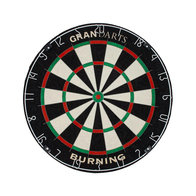 GRAN DARTSよりハードダーツボード【BURNING】が登場。 ダーツボードにマッチしたサイザル麻を使用し、刺さりやすさ、抜きやすさを両立したダーツボードです。 得点エリアのワイヤーはブレード式の埋め込みワイヤーを採用し、ワイヤー接触によるバウンスアウトを最大限防ぐ仕様。 ダーツの弾かれを気にせずにゲームをお楽しみいただけます。 付属品にはハード、ソフト問わず幅広いボードに対応できるブラケットO-typeが同梱。 ブラケットを使用することで複数のボードを簡単に掛け替えることが可能です。 ※U-typeは別売りです。 ■商品仕様 サイズ(約): 直径46.0cm×厚さ4.0cm プレイングエリア: 13.2インチ 重さ(約): 4.3kg 素材: サイザル麻 ワイヤー: ブレード埋め込み式 ■付属品 ・ブラケットO-type ×1 ・取り扱い説明書 ×1