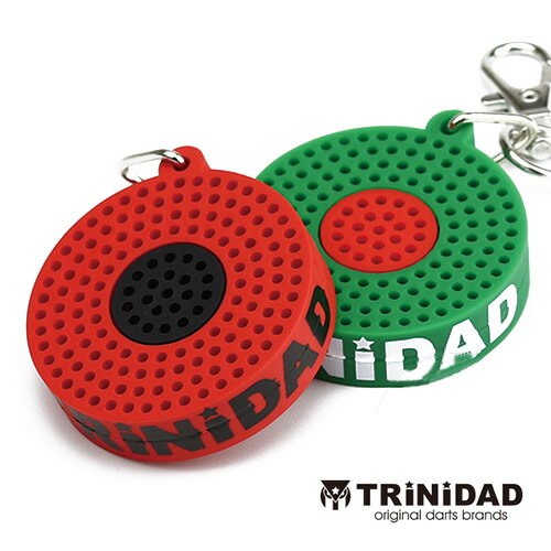 TRiNiDADデザイン★予備ティップを持ち運びできるホルダー 好きなところにティップを刺して、ダーツケースやカバンなど様々な場所に取りつけて持ち運ぼう! 側面に、TRiNiDADのロゴが入っています。 ゴム素材で、ティップの先端が刺さる穴がブルと同様に多数空いています。 しっかり刺さるのでティップが落ちる心配はありません。 キーホルダータイプなので、お気に入りのダーツケースなどにキーホルダーとして付けることができます。 ■素材:ラバー ■サイズ 直径:4.0cm(実際のブルと同サイズ) 長さ(金具部含む):8.3cm 厚さ:約1.0mm ■カラー:レッド、グリーン ※画像は撮影見本です。ティップ、ダーツケース等は付属しません。