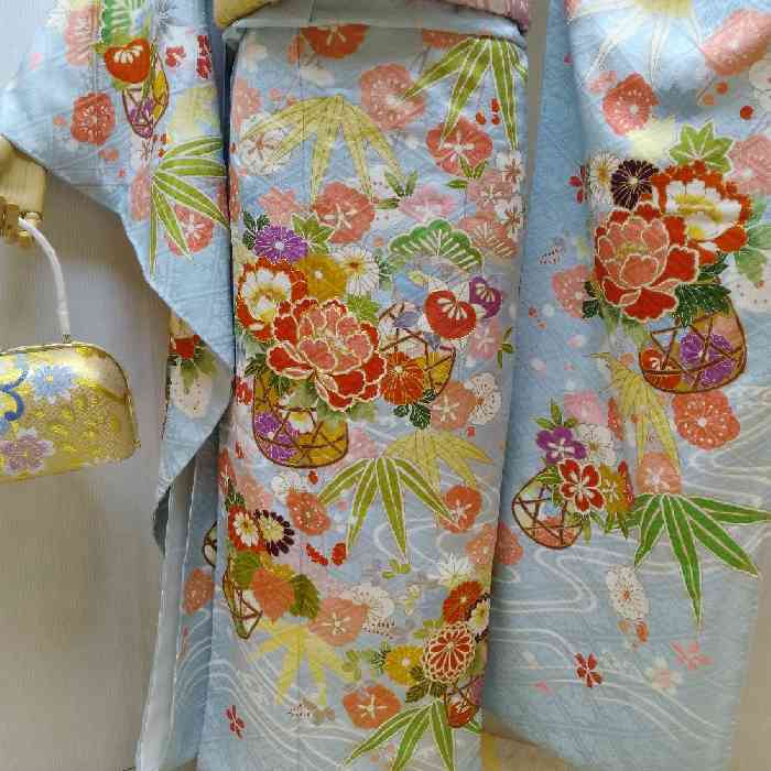 【送料無料】振袖 正絹 水色地古典花文様 お仕立て上がり 長襦袢付き2点セット 新品 lf183t