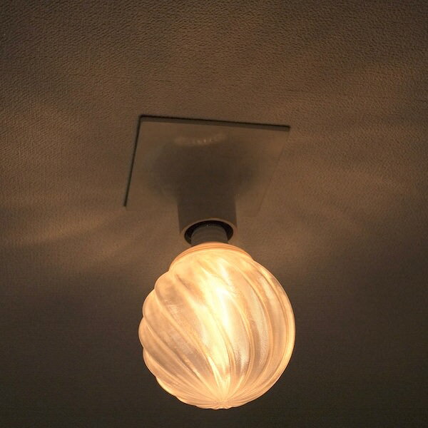 天井の淡い影 きらめく 光が伸び拡がる 3Dデザイン電球 IIng W 光源交換で部屋にフィット 直径 12 cm 口金 E26 電球色 [2]