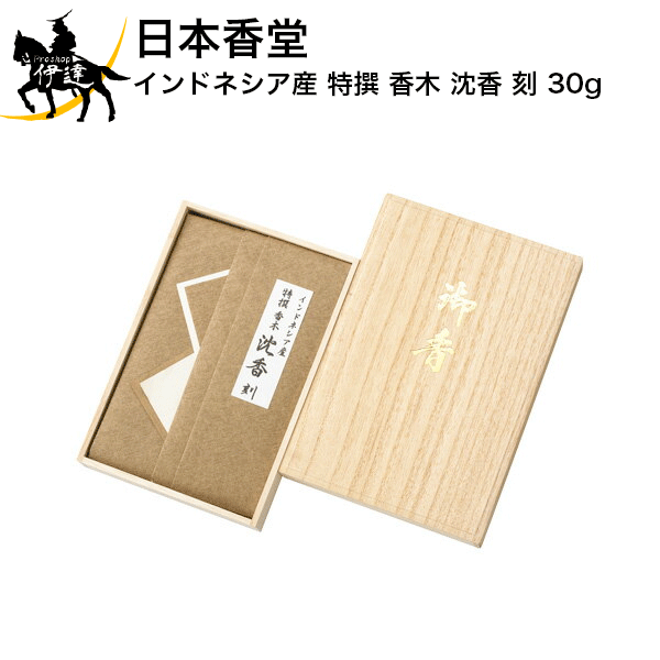 日本の香りと文化を広め、人々の心を安らぎで満たし、健やかでいきいきとした暮らしを提供する日本香堂の商品です。洗練された感性が奏でる薫りは、五感に響き渡ります。日本香堂が受け継ぐ天正年間以来の調香の深みは、現代の匠の技により極められる、脈々とつながる未来へと導かれます。寺院様への御礼に、お布施としてお使いいただいても価値がある「特撰香木　刻み」です。辛味と酸味と爽やかさのある香りのインドネシア産の沈香の刻です。【仕様】商品サイズ:高さ195mm×幅135m×奥行28mm箱含む重量:約153gセット内容(成分):　沈香刻約30g　