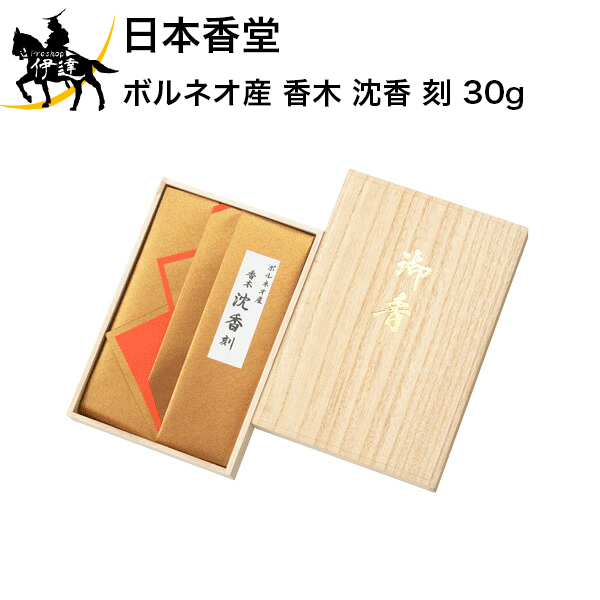 日本の香りと文化を広め、人々の心を安らぎで満たし、健やかでいきいきとした暮らしを提供する日本香堂の商品です。洗練された感性が奏でる薫りは、五感に響き渡ります。日本香堂が受け継ぐ天正年間以来の調香の深みは、現代の匠の技により極められる、脈々とつながる未来へと導かれます。寺院様への御礼に、お布施としてお使いいただいても価値がある「香木　刻み」です。苦味をともなった辛味が際立ち、最後に甘みのある香りのボルネオ産の沈香の刻です。【仕様】商品サイズ:高さ195mm×幅135m×奥行28mm箱含む重量:約158gセット内容(成分):　沈香刻約30g　