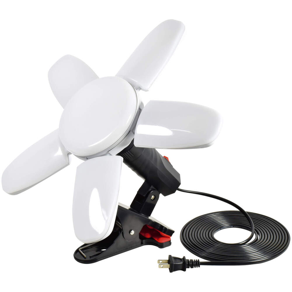 【お取り寄せ品■2〜4営業日出荷予定】 日動工業の屋内型LEDクリップランプ「LEDリーフクリップ 79W（LCLF-795N）」。 定格光束10,500ルーメンの圧倒的な明るさの昼白色で、LEDの照射角度を自由に変えられます。 クリップでの挟み込みに加え、底面マグネットによる貼り付け、 最大6台までの連結コンセントに対応。 5mの電線付きで、内装工事や車両整備、工事現場の仮設照明、レジャーまでマルチに活躍するワークライト（作業灯）です。 ひらいて・閉じて・挟んで、マルチに使える！ 屋内用、AC100V専用、LEDクリップランプです。 LEDの照射角度が自由に変えられます。 電線の長さは5m、コード先端は2Pプラグです。 連結用コンセント、クリップ底面にマグネット付きです。 6台まで連結ができます。（全て同じ機種の場合） 型式 LCLF-795N 定格光束(lm) 10500 口金 E26 タイプ 連結コンセント 仕様 屋内用 定格電圧 100V 定格電流 0.88A 周波数 50/60Hz 入力電圧範囲 AC90～125V 消費電力 76W 消費効率 138.1lm/W 電線長(m) 5 電線種HVCTFK0.75mm²✕2心 アース なし 入力プラグ 2Pプラグ 使用電球 LED 1m照度(lx) 天面/990 側面/760 全方向/2850 3m照度(lx) 天面/125 側面/95 全方向/360 5m照度(lx) 天面/50 側面/40 全方向/150 色 黒 演色性 Ra72 光源色 昼白色 色温度 5000K 使用環境温度 -10～40℃ 光束維持時間 30000時間 スイッチ スイッチ付 有効幅 挟み厚50mmまで 連結可能台数 6台 適応機種1 LEDリーフライト79W（13223：LLF79-50K） セット内容 LEDリーフライト79W（13223：LLF79-50K） クリップ（13214：LC-C50N） サイズ W381✕D223✕H381mm 質量 1.2kg