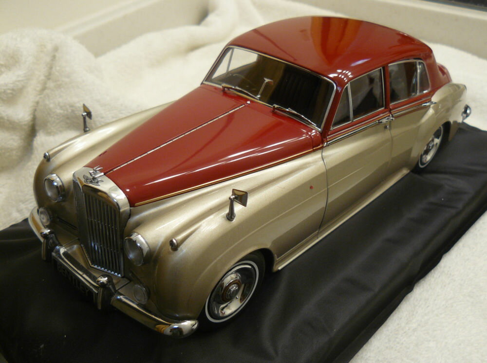 Minichamps 1960 Bentley S2 Silver with Red in 1/18 ミニチャンプスベントレー[USA直輸入][大人のミニカー][プレゼントにおすすめ][デイブレイク]