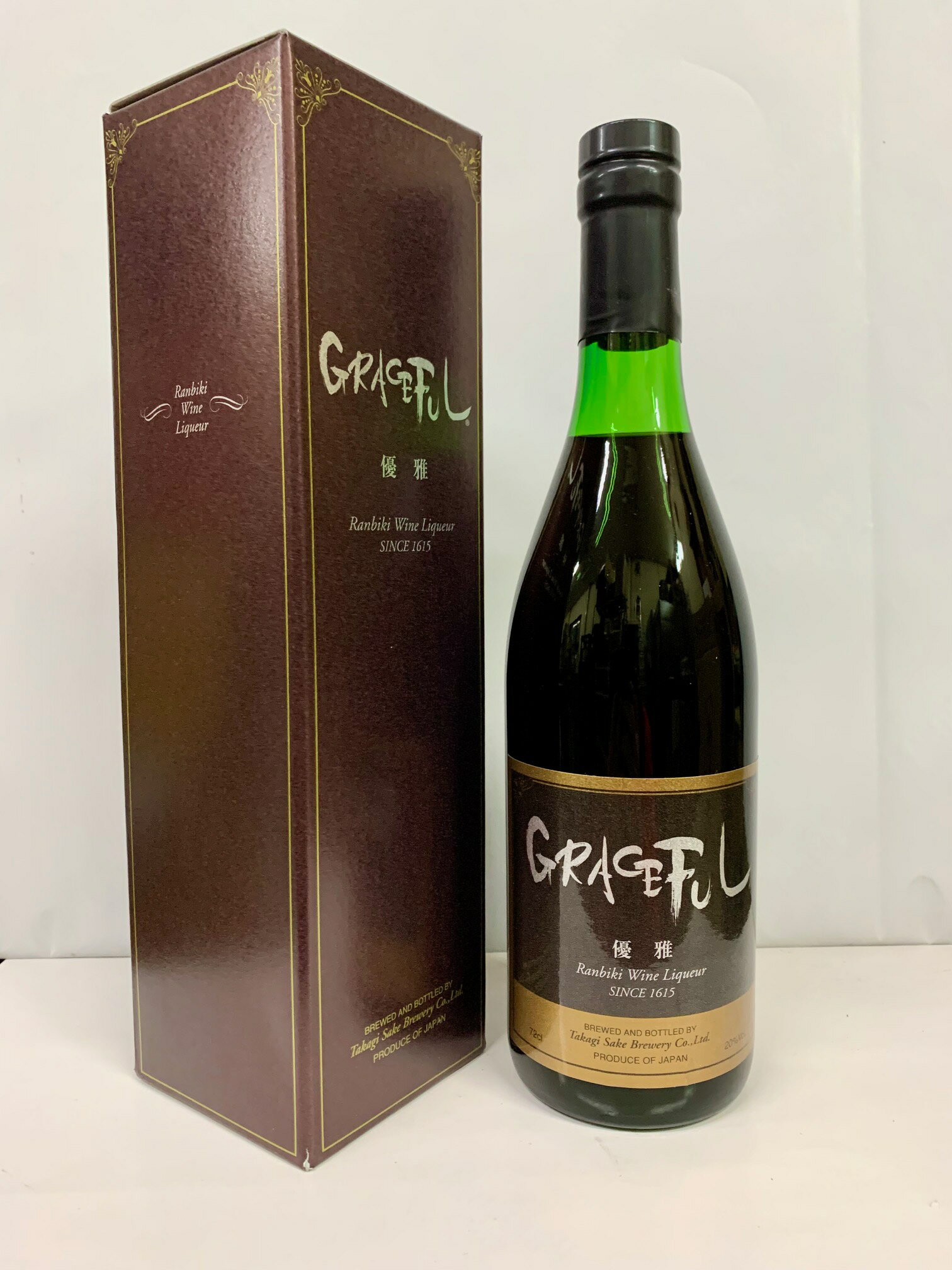 商品情報品目リキュール原材料果実酒（スペイン産）、焼酎、酸化防止剤（亜硫酸塩）アルコール分20度内容量720ml製造者山形県高木酒造特徴この玉花酒はアンダルシアのエキゾチックな風土や情熱、そして地中海沿岸に吹く風”MISTRAL”をコピータ（シェリーグラス）に傾け、優雅に味わって頂きたくアルマセニスタJerezの職人と日本の酒造家が創醸した華麗な蘭引ワインリキュールです。スペイン産葡萄パロミノ種、ペデロ・ヒメネス種、モスカテル種、当社伝承の蘭引酒をベースに、十四代酒蔵の技法でアレクサンドライトの輝きに造り上げました。フロール”花酵母”の粋なお酒を心ゆくまでお楽しみ下さい。高木酒造　十四代　グレースフル　優雅　20度　720ml 地域別送料 5