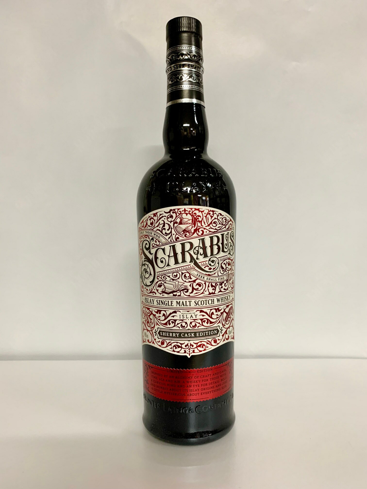 商品情報品目ウイスキー原材料モルト内容量700mlアルコール分46％原産国スコットランド特徴シリーズ初となるシェリー樽熟成原酒を使用した新商品が満を持して登場いたしました。これまでのスモーキーでパワフルな味わいに、シェリー樽由来の芳醇なフルーツと心地よい甘さが加わり、より重層的でリッチな風味へと進化しています。アイラモルトの個性とシェリー樽の魅力が見事に調和し、飲み応えのある一本に仕上がりました。スカラバス シェリーカスク　46％　700ml 地域別送料 5