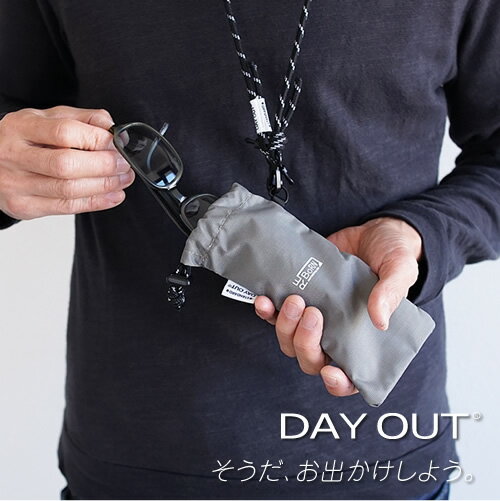 ブランド DAY OUT デイアウト 商品名 ReBORN-2way ShadeCase &amp; Multi Neck Strap /リボーン 2ウェイシャドーケース ＆ マルチネックストラップ カラー ブラック、グレー、ブラウン 素材 リサイクルナイロン サイズ ヨコ 7cm × タテ 16.5cm 重量 約25g 説明 意外と困るアイウェアーの収納。 いまや年中使うサングラス。 首から提げて持ち運べば、お約束の『あれ！？メガネ、、メガネ、、、』のくだりを毎回やらなくて済みます。 踏んづけて割ることもなくなります。 本体のケースとネックストラップは取り外して、別々使うことが出来る仕様になってます。 よくある取り外し可能な2wayタイプの、どっちか片方は使わなくなる、、、 なんてことはないように考えて作らせていただきました。見た目以上に便利なやつ 意外と困るアイウェアーの収納。 いまや年中使うサングラス。 首から提げて持ち運べば、お約束の『あれ！？メガネ、、メガネ、、、』のくだりを毎回やらなくて済みます。 踏んづけて割ることもなくなります。 本体のケースとネックストラップは取り外して、別々使うことが出来る仕様になってます。 よくある取り外し可能な2wayタイプの、どっちか片方は使わなくなる、、、 なんてことはないように考えて作らせていただきました。 SDGsの取り組み一環として DAY OUTが掲げるSDGsの取り組み一環として自社取り組みをしている商品で リサイクル、リメイクなど自社基準を満たした製品に付与している『ReBORN』ロゴです。 同シリーズの基準を満たした製品には専用のグリーンの下げ札を取り付けております。 一度に沢山の課題を無理してこなすのではなく、出来ることから少しずつ、関わる方々と共有、協力し合い カケルの力(チカラ)で取り組んでいきたいと考えています。 本品はペットボトルを主材料としたリサイクルナイロンを使用しております。 マルチネックストラップは思ってた倍以上に使える たかが紐（ストラップ）、、、、 あなどる無かれ。 アイウェアーを常用される方にはグラスコードとして、首からぶら提げ。 今や日常だれもが使うマスク。マスクを外した置き所、収納場所、一時スリーブ的な ときのお困りを解消してくれるマスクホルダーとしても使えます。 またオフィスIDやそのたイベント時の首提げパスなどのネックストラップとしても使えます。