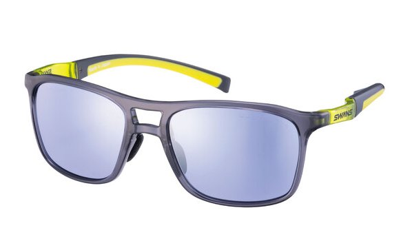 ■ULTRA LENS for GOLF の特長 ■ 打球の軌道が追える 空に遠ざかっていく自身のショットをしっかりと眼で追うことができ、狙った軌道を描けているか確認しやすくなります。 ■ 芝目が読みやすくなる グリーン、フェアウェイ、ラフといった様々なコース環境において芝目の視認性を上げることで、ショットのイメージと戦略が立てやすくなります。 ■ 18ホールかけ続けていられる ULTRAアイスブルーは、視認性を上げながらも眼になじみやすく、フレームのかけやすさも相まって、一日中装着してもストレスがありません。 ■ペトロイドレンズ　PETROID LENS 防弾装備や航空機のキャノピーなどにも用いられるポリカーボネート樹脂を高い成形技術によって加工したレンズで、極めて高い透明性・耐衝撃性・耐熱性・難燃性を持つ。 ■UVカットレンズ SWANSのサングラスのレンズは、レンズカラーにかかわらず全て紫外線（UV）を99.9%以上カット。またレンズ自体に紫外線吸収剤が練り込まれているため、経年による性能変化がおこらない。 ■個性・思いを反映したデザイン、形状はツーブリッジ、レンズを含むフロント部分のフレームは顔に沿った形状に。フロント部分のフレームと顔との隙間を減らすことで、強い日差しや紫外線の侵入をしっかりと防ぎます。 ■キャップやバイザーと併用可能なテンプル形状 「しなり」を生み出すフレーム構造により、フィット感を高めます。 また従来のカジュアルモデルよりもストレートなテンプル形状により、キャップやバイザーとの併用も可能に。ゴルフのあらゆるシチュエーションにおいて高いフィット感を実現。 ■調整可能なノーズパッド ノーズパット部を指でつかんで、ゆっくり幅を縮めたり、開いたりすることによって、着用者の鼻幅に合わせてお使いいただけます。ただし、無理な外圧を加えると金属部が折れる可能性がありますので、取扱いには十分ご注意ください。調節の目安としては、着用者の眼の位置がレンズの中央付近にくるように調節していただくと、レンズ性能が最大限に発揮できます。発汗時にもズレにくいラバー素材を採用。 ■可視光線透過率:28%（偏光度：99.9%以上）■紫外線透過率:0.1%以下（UVカット99.9%以上） ■サイズ:高さ46mm / 横幅141mm ■重さ:23g ■レンズカーブ:6カーブ ■フレーム機能:ノーズ調節可能 ■ 素材:フレーム : ナイロン、レンズ : ポリカーボネート ■付属品:セミハードケース ■生産国:日本製 ■レンズ機能:ULTRA LENS、PETROID LENS、ミラーコート ■対象年齢:大人用 ■レンズカラーの説明:シルバーミラー×ULTRAアイスブルー 雲に消えるボールを眼で追っていきたい。ボールの落ち際を見逃したくないという要望をかなえるゴルフ用レンズ。 コントラスト強調レンズにもかかわらず、着用しても自然な視界色で違和感が少ないことも特長。　