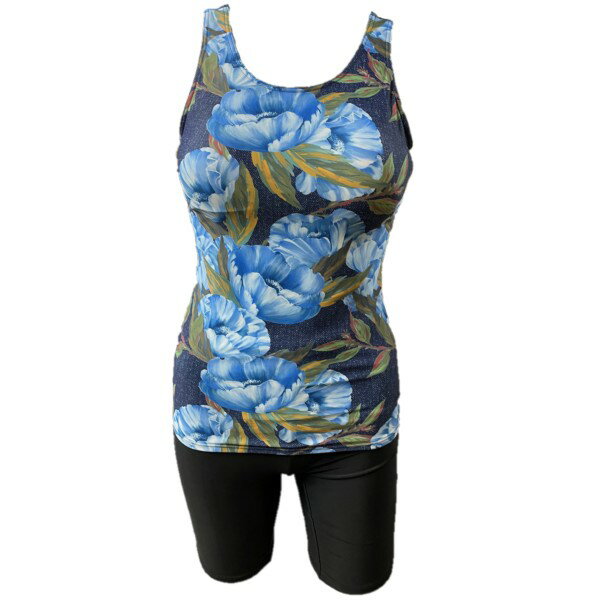 ●レディース フィットネス水着【普通サイズ ~ 大きいサイズ】 ●素材：表地 ポリエステル85% ポリウレタン15% ●柄：デニム花柄 (※総柄のため、柄の出方は1枚1枚異なります。） ●サイズ（目安）: 9号（バスト83 / ヒップ87〜95） 　　　　　　　　 11号（バスト86 / ヒップ92〜100） 　　　　　　　　 13号（バスト89 / ヒップ92〜100） 　　　　　　　　 15号（バスト92 / ヒップ97〜105） ●カラー：BLU(ブルー) ●メーカー：小坂冨士株式会社 ※水着は衛生商品のため、返品・交換をご遠慮いただいております※ 【商品ポイント】 ★トップスとパンツ左右にめくれ防止のスナップ付き。 ★ インナーは柔らかめニット素材を使用し、着心地感をアップさせました。 ★胸パットは縫込み式になってます。 【商品説明と着用時のポイント】 ★水着は総裏地になっており、比較的収縮性は硬めです。 ★水着は、乾いた状態で少しきつめがおススメです。 ※お取り扱い上のご注意 ▲プールでの着用の際、塩素処理水の漂白作用により変色することがございますのでご注意ください。 又、お持ち帰りの際、すぐ真水ですすぎ洗いをし、よく水を切って形を整え早めに吊るしてください。干される場合、陰干しをお勧めいたします。 洗濯機や脱水機などは生地を傷めるおそれがあり使用をお勧めしておりません。ご注意ください。 ▲ウォータースライダー（スベリ台）は滑る時の摩擦熱によって生地を傷めますので必ずスライダーパンツを着用してください。 ▲色、柄によって紫外線吸収が異なり着用の際、お肌にプリント地の模様で日焼けすることがございますのでご注意ください。 ▲着用後、濡れたまま他のものと一緒にビニール袋などに入れ、密閉し長時間放置しますと色移りすることがございますのでご注意ください。その場合はすぐに洗い流してください。　