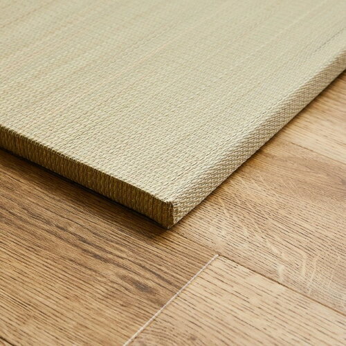 洋室・和室を問わず使えるカラフルで可愛い縁なしの置き畳。同じ色の置き畳を目の方向を変えて敷くと光の加減で市松模様のように見えます。1枚が約1.0kgの軽量タイプなので、女性の方でも持ち上げや移動がしやすく、簡単に空間作りをお楽しみいただけま...