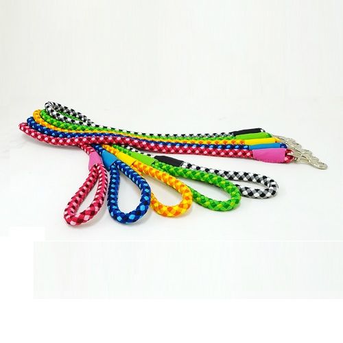 持ち手にも優しく、おしゃれ色のお散歩用の丸紐タイプリード。 ●3色の糸で色のコンストラストを表現、他にはない可愛いらしさ。 ●外れにくいナスカン採用。 ●マイスターのNEWドリームリードをDCMでは販売しております。その他の犬用品・グッズも...