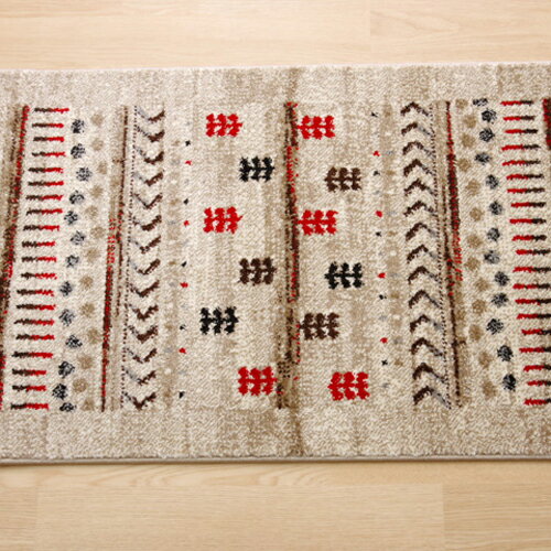 トルコ製のウィルトン商品です。ギャベ柄を落ち着きのある色合いのグラデーションでまとめました。本商品のパイル部分にはポリプロピレン素材を使用しております。ポリプロピレンはヘタリにくく、耐久性に優れ、繊維の中でも軽い素材です。また、汚れが付着し...