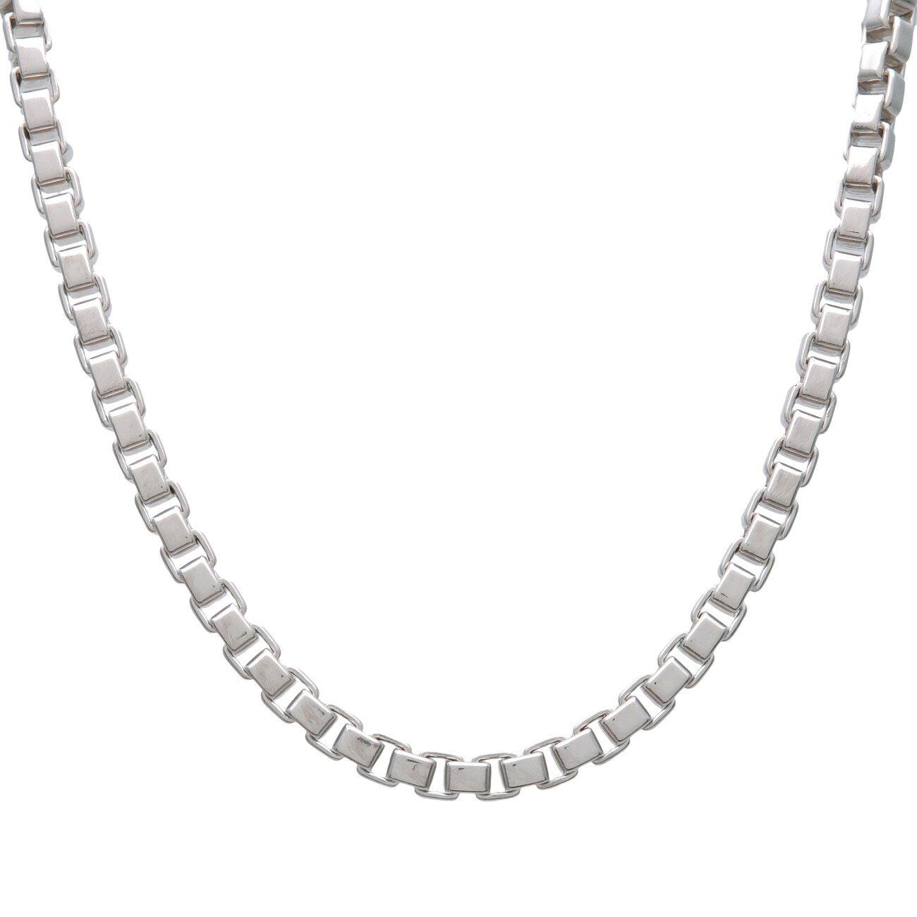 詳細情報 商品名 Tiffany&Co. ティファニー ベネチアンリンク ネックレス SV925 シルバー【中古】【新品仕上げ済み】【送料無料】【返品可】 型番 - シリアル - カラー シルバー サイズ W： 4 mm 【チェーン長 (首回り)】45.5cm(17.91") 【総重量】 35.7 g ※実測値となります。多少の誤差はご容赦ください。 素材 SV925 仕様 付属品 なし 参考定価 - 商品ランク 【新品仕上げ済み】 ランク表はこちら 状態 ----------------------------------------■外側 ■当店のジュエリー・アクセサリーの新品仕上げについて中古商材に研磨、ポリッシュを施し、傷・擦れ等を極力取り除いた商品(リサイクルジュエリー)です。当店ではジュエリーを熟知した専門のクラフトマンが仕上げ作業を行っております。【ご注意事項】※仕上げ済みの為、商品状態のランク付はございません。※新品仕上げ処理を施しておりますが、処理しきれない傷、擦れ、研磨痩せ、刻印の薄れ等がある場合がございます。※部分的に仕上げ処理を施さない場合がございます。(複雑な形状のもの、内面、刻印周り等)※保管や展示の期間により素材特有のくすみ、変色、汚れ、小傷、擦れ等ある場合がございます。 ----------------------------------------■内側 管理番号 40190-11 注意事項 ■店頭商品及び他ECサイトと在庫を共有しているため、ご注文のタイミングによっては商品をご用意できない場合がございます。■お使いの端末やディスプレイの種類により実際の色合いと異なって見える場合がございます。 ティファニーの全アイテムをCHECK ジュエリーの全アイテムをCHECKTiffany&Co. ティファニー ベネチアンリンク ネックレス SV925 シルバー【中古】【新品仕上げ済み】【送料無料】【返品可】