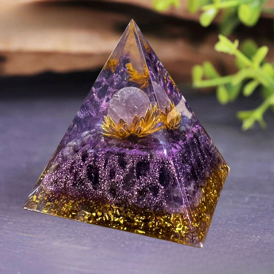 楽天神秘の館オルゴナイト 蓮の花モチーフ 紫 球体 ストーン チャクラ調整 幸運 パワーストーン 有機物 無機物 樹脂製 ピラミッド型 三角形 スピリチュアルアイテム 癒し 浄化グッズ エネルギー置物 パワースポット マイナスイオン 健康運アップ 開運インテリア 安らぎ 空間浄化