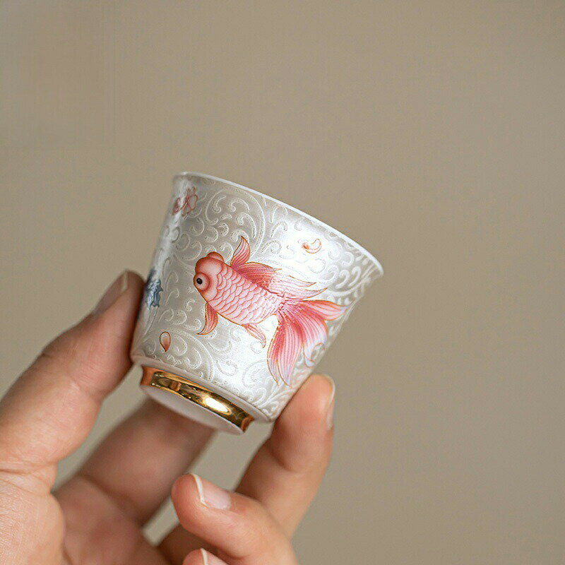 美しく色鮮やかな 湯?み 錦鯉柄 にしきごい 銀鱗紅白 盃 湯飲み ティーコップ ティーグラス 50ml 猪口 フリーカップ 手作り 白磁 食器 磁器 茶器 茶杯 中国 景徳鎮 磁器 茶芸 琺瑯彩掐絲魚戲