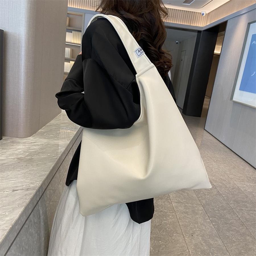 ブラック シンプル ソフト PU ショルダーバッグ 大容量トートバッグ 気質 コーディネート 脇下バッグ ハンドバッグ
