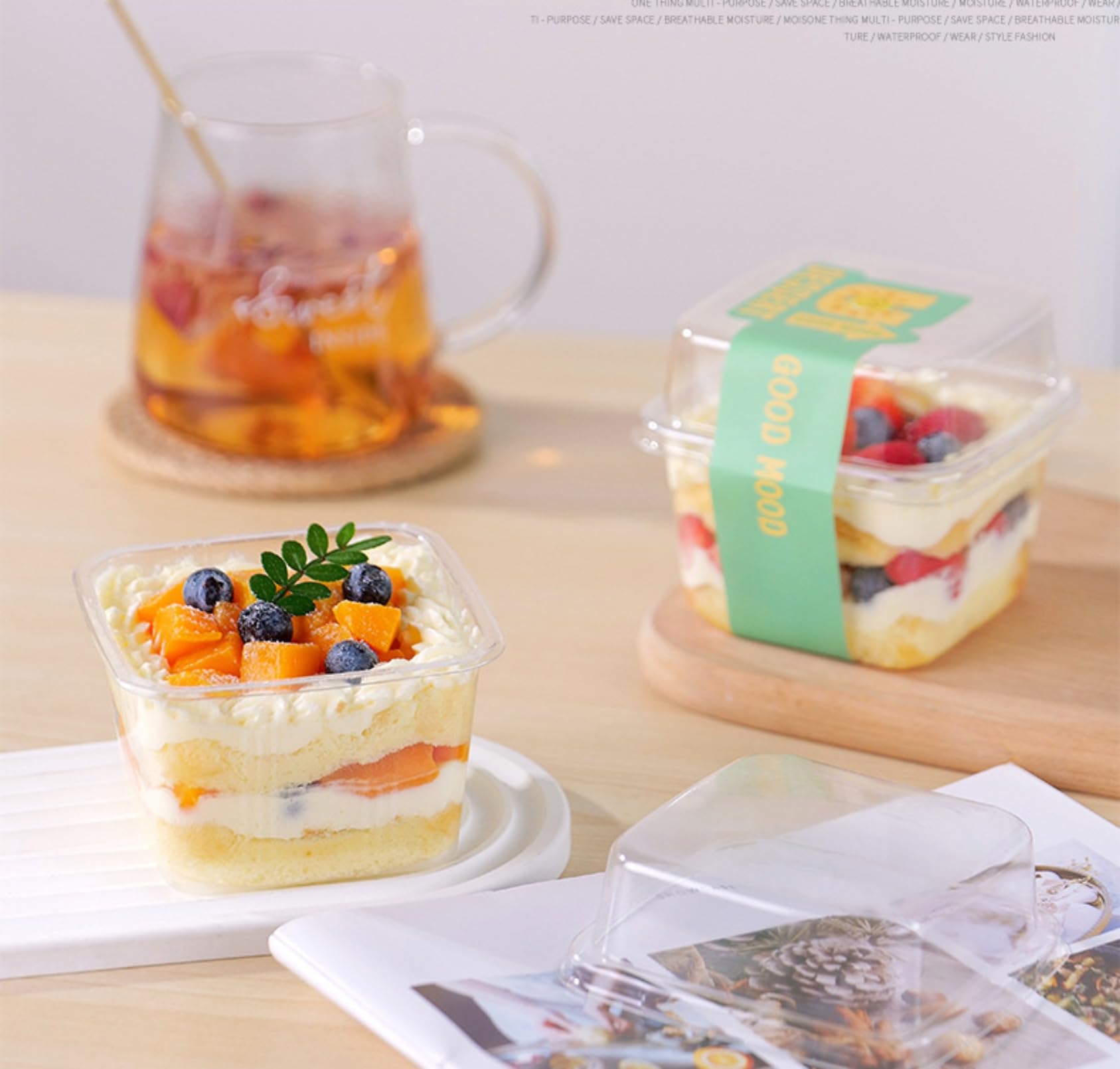 正方形プラスチックデザートカップ 蓋とスポーク、使い捨てケーキカップ ヨーグルトパフェ容器 フルーツ、プリン、ムース、アイスクリーム、ストロベリーショートケーキ用 (100個,ボックス＋フォーク)