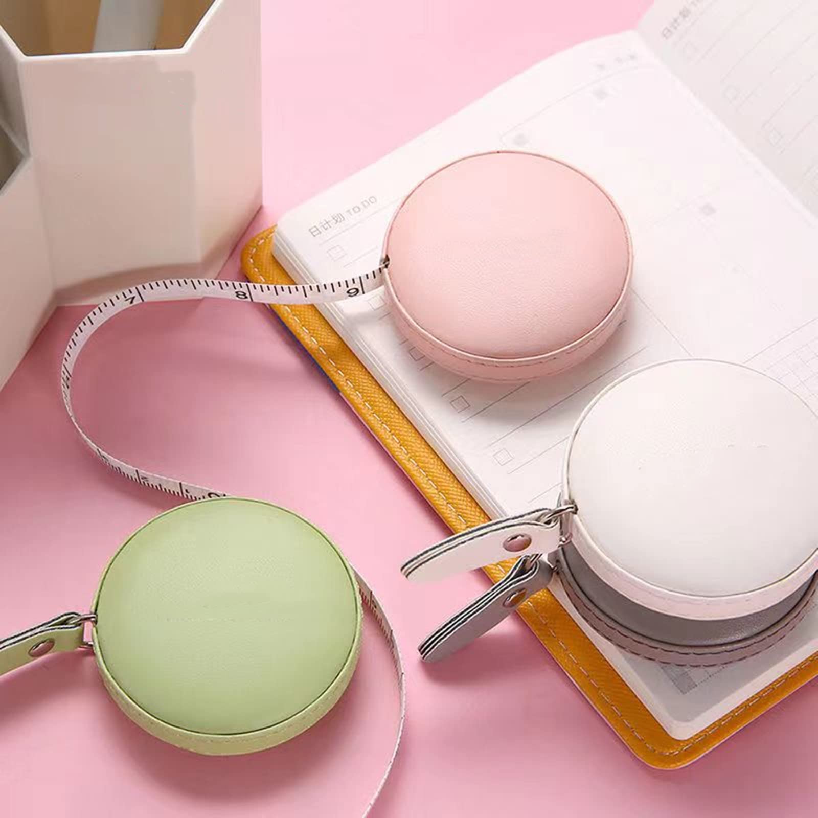 メジャー Masinca 巻き尺 巻尺 裁縫 洋裁 手芸 1.5m マカロンメジャー テープメジャー インチ センチ 自動巻取り式 両面用 両面目盛 オートメジャー 巻取りボタン付き ロングメジャー 計測 軽量 胸囲測定 丸, ホワイト