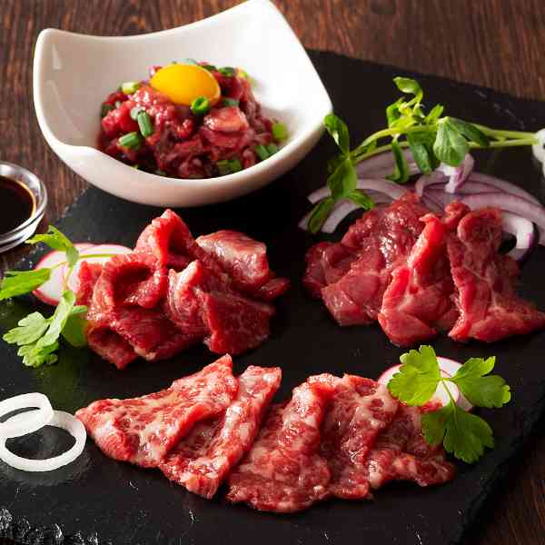 類似商品はこちら 馬刺し 熊本 贅沢食べ比べセット ヒレ ロー9,400円 馬刺し 熊本 贅沢 満喫セット 詰め合わせ 8,300円 馬刺し 熊本 詰め合わせ 上赤身 中トロ 食10,800円 馬刺し 赤身 熊本 2個セット ギフト 馬肉7,100円 馬刺し 赤身 食べ比べ セット 熊本 阿蘇 14,500円 馬刺し 熊本 贅沢 堪能セット 大トロ 中ト17,700円 馬刺し 厳選赤身 詰合せ セット 希少部位 14,500円 徳島 吟月 天然 はも 鱧 ハモ 湯引き 炙14,100円 馬刺し 熊本 贅沢 食べ比べ セット 詰め合24,900円新着商品はこちら2026/8/26＼エントリーでP3倍！更に最大1000円OFF78,900円2026/8/26＼エントリーでP3倍！更に最大1000円OFF176,800円2026/8/25＼エントリーでP3倍！更に最大1000円OFF26,400円再販商品はこちら2026/8/26 山梨 かいや 煮貝 近海黒鮑 2粒 計12016,600円2026/8/26 兵庫 じごろ七厘焼肉 金べこ 厳選 三田和牛14,500円2026/8/26 飛騨牛 ステーキ カイノミ 100g 5枚セ35,400円Powered by EC-UP2026/08/26 更新本場熊本の極上馬刺し 贅沢な味わいを食卓へ■阿蘇の伏流水と大自然が育んだ至高の逸品厳選された環境で丁寧に飼育された馬肉は、とろけるような食感と濃厚な旨みが特徴です。■特別な日のギフトや自分へのご褒美に最適大切な方への贈り物や、お酒のおつまみ、特別なディナーに。本場の味をそのままお届けします。■鮮度を保つ真空パックでお届け解凍するだけで、専門店の新鮮な馬刺しが手軽に楽しめます。専用醤油を添えて、生姜やニンニクと共にお召し上がりください。・口の中で広がる上品な甘みと旨み・酒の肴に最高/おもてなし料理の主役に・熊本直送のこだわり品質を食卓へ DISM & Co. VISUAL GALLERY カナダを中心とした海外の契約牧場の大自然の中で丈夫な体躯をつくり、約2年間飼育を行います。それから、生体のまま熊本の自社牧場にやってきます。創業より培ってきた肥育方法と独自配合の餌、地下よりくみ上げた阿蘇の伏流水を与え、阿蘇山麓の雄大な自然の恩恵を受け、仕上げの1年を過ごします。馬刺しの場合、真空パックの状態で冷蔵庫で半日かけてじっくり解凍。すぐ食べる場合は、真空パックのまま15分~30分流水に浸しスライスして下さい。スライスは肉目(肉の繊維)に垂直に切ります。(2~3ミリを目安)馬刺し専用醤油にすりおろした生姜や玉ねぎスライスまたは小ねぎやすりおろしたニンニクにてご堪能下さい。馬刺し(重種馬)はスライス後に10~16分程で綺麗な桜色に変わります。■配送不可地域：離島は配送不可■温度帯：冷凍■原材料名／食品添加物：ふじ馬刺し　カナダ産またはフランス産(熊本肥育)馬刺しのたれ原材料：しょうゆ（国内製造）、植物性蛋白加水分解物（大豆を含む）、糖類（砂糖、砂糖混合異性化液糖）、食塩、かつお節エキス（小麦・さばを含む）／カラメル色素、調味料（アミノ酸等）、甘味料（ステビア、カンゾウ）馬刺し生姜原材料：しょうが（国産、中国）、食塩／増粘多糖類、酸化防止剤（ビタミンC）■賞味期限：90日■規格：ふじ馬刺し 上赤身・中トロ・大トロ各80g・ユッケ50g■サイズ(mm)：170×230×80■ギフト対応：・ギフト包装：〇・二重包装：〇・熨斗対応：〇・のし表書き：〇・のし名入れ：〇※ギフト仕様商品の為、二重包装＆ギフト包装の上、発送いたします。■発送の目安：ご注文後（決済確認後）、5営業日以内の発送予定。
