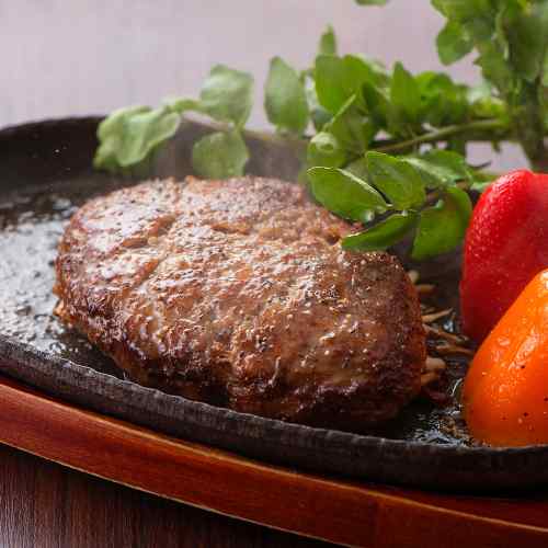 宮崎牛専門レストラン ミヤチク 特製ハンバーグ 2種4個 こだわり チーズイン 黒毛和牛 宮崎県産豚肉 使用 ギフト 贈答 贈り物 ddiissmm-10039247 DISM & Co. サンプル画像3