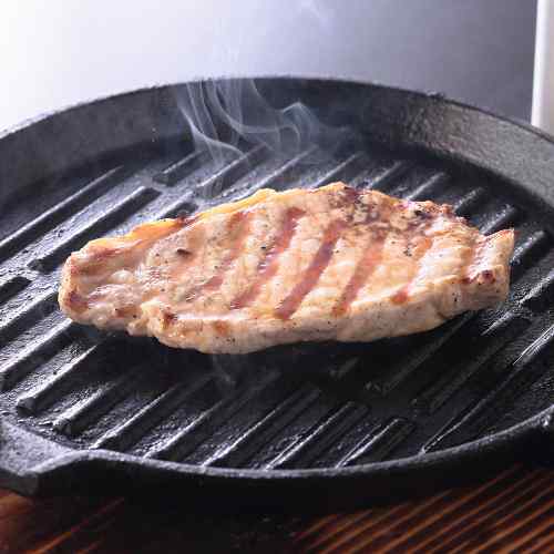 【8/18以降順次出荷】 鹿児島県産 黒豚 ロース ステーキ 60g ×10枚 個包装 豚肉 ポークソテー とんかつ 冷凍 肉ギフト ddiissmm-10040051 DISM & Co. サンプル画像3