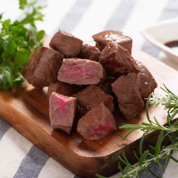 【本日P2倍+500円オフ】 信州アルプス牛 サイコロステーキ モモ 400g 牛肉 国産 ブランド牛 和牛の旨味 長野県産 信州 牛肉ステーキ カットステーキ もも肉 赤身 お取り寄せ グルメ ギフト 熨斗対応 御中元 御歳暮 内祝い 贈答 お祝い 冷凍 ddiissmm-10035016 DISM & Co. サンプル画像3